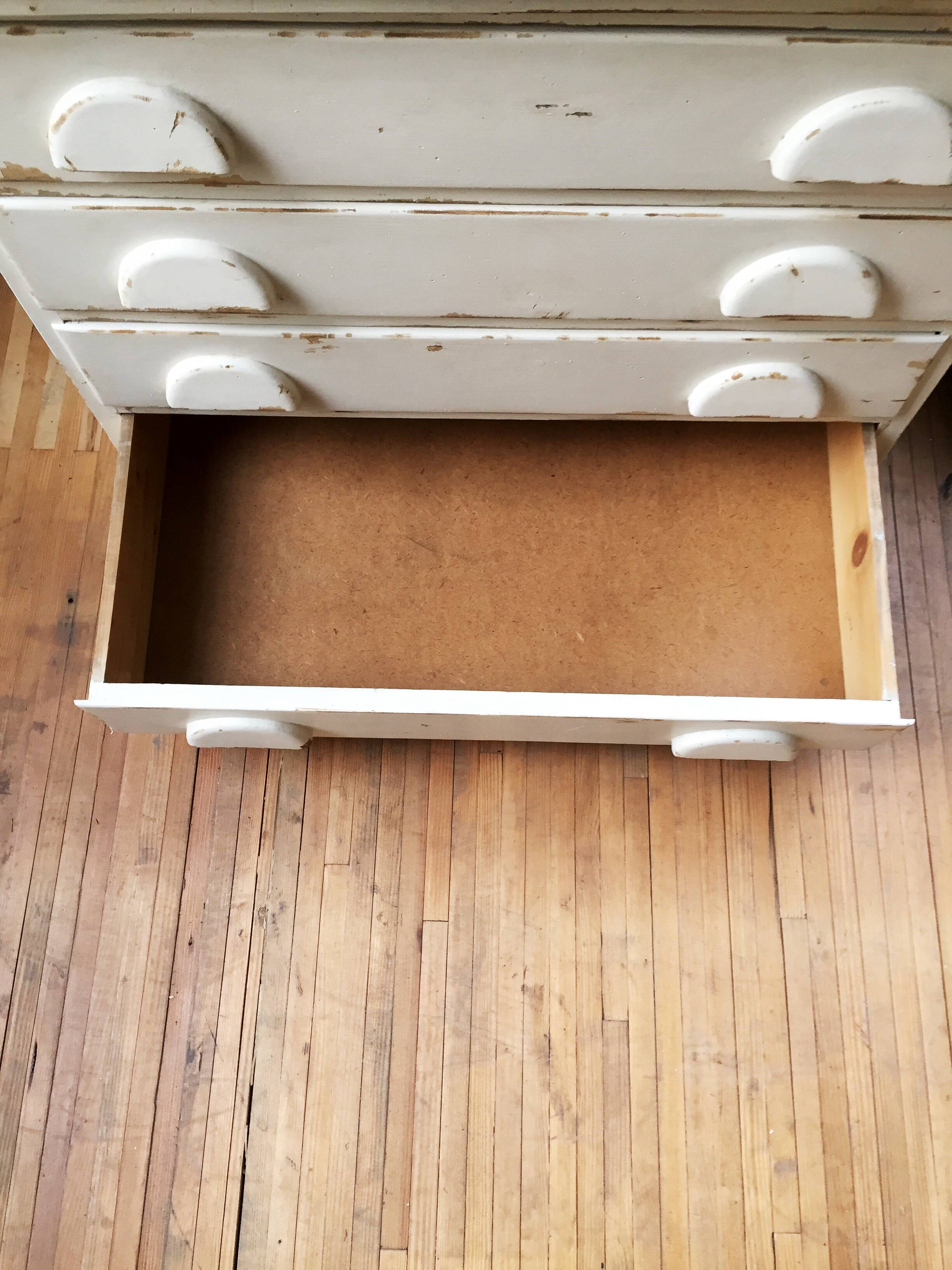 Commode ancienne blanche de métier
