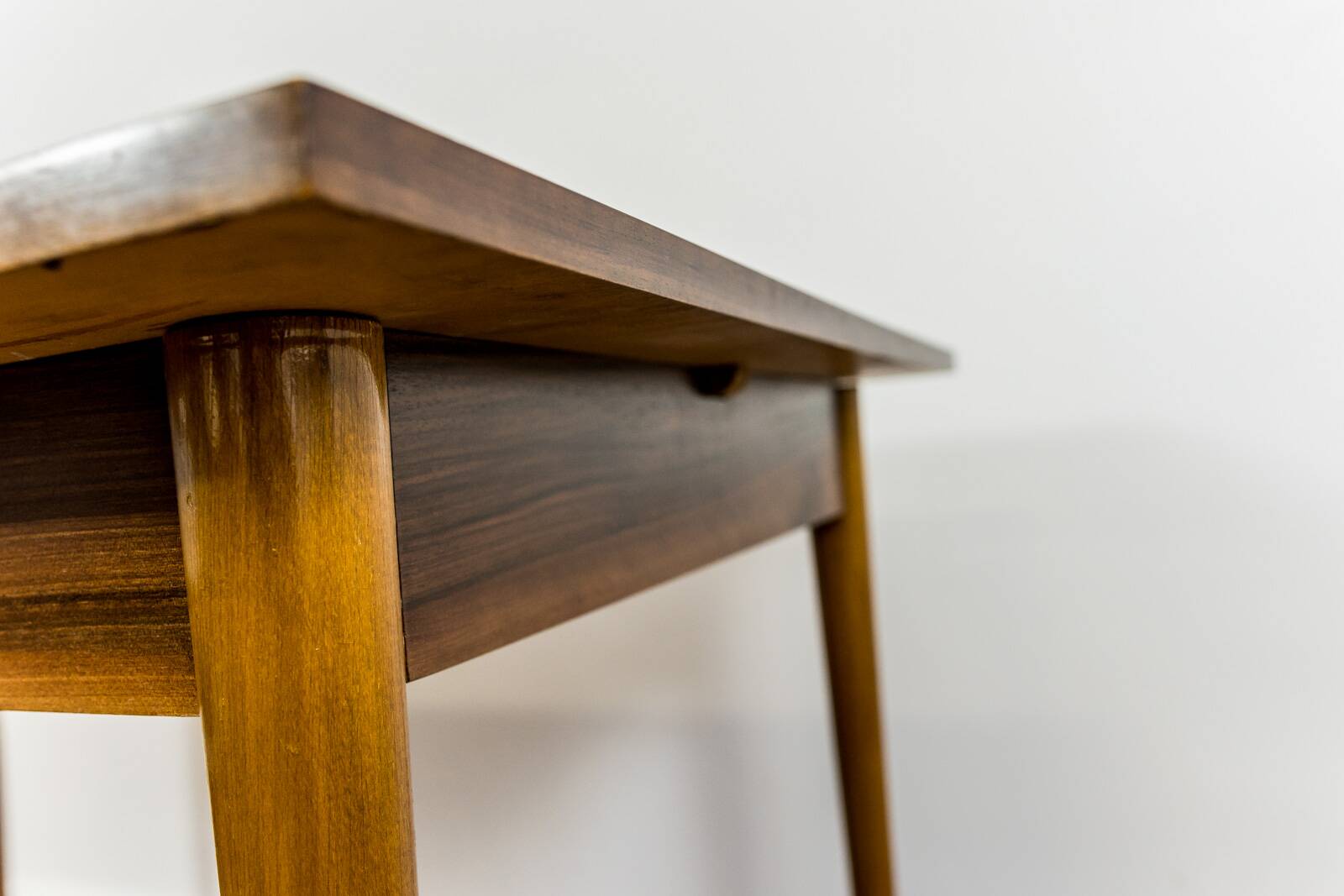Table à manger extensible de style mid-century en noyer, années 1960