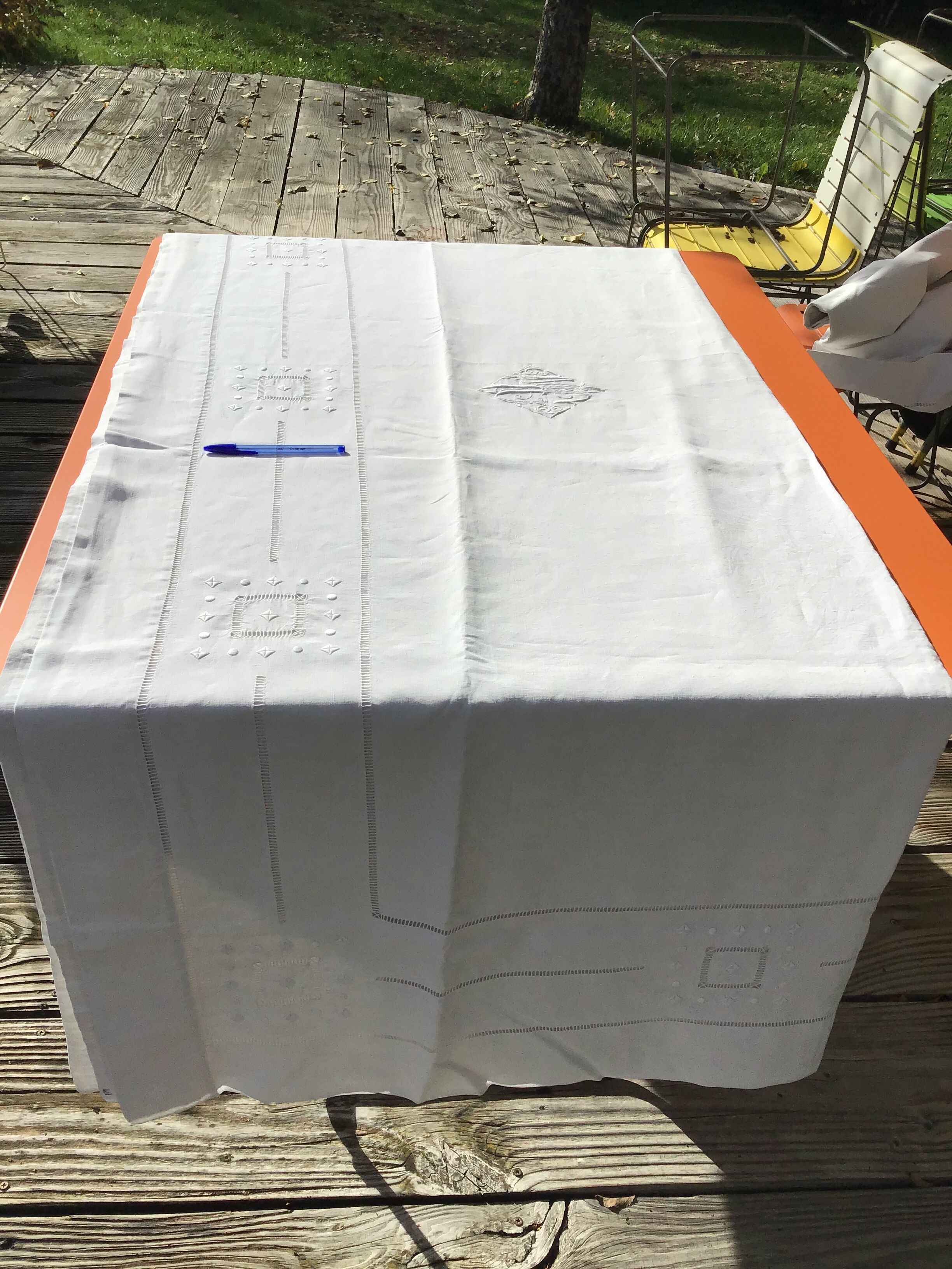 Drap 2-seater MG linen at the end of the triple-scale - open squares