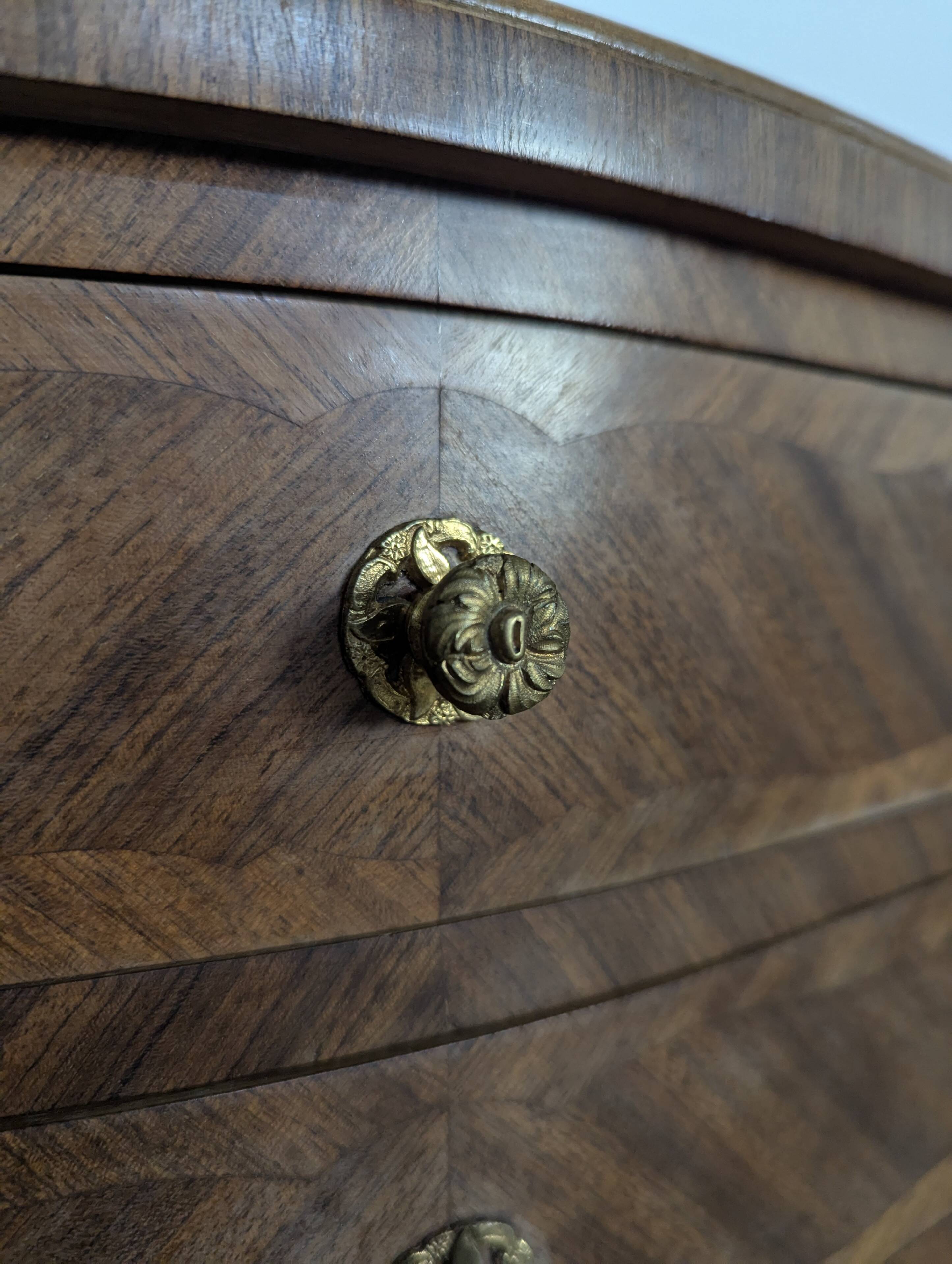 Paire de chevets de style Louis XV en marqueterie