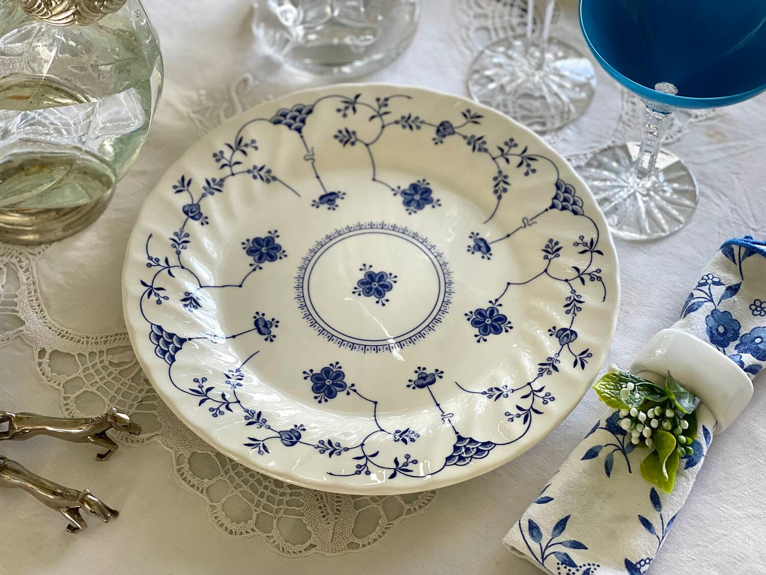 8 English dinner plates