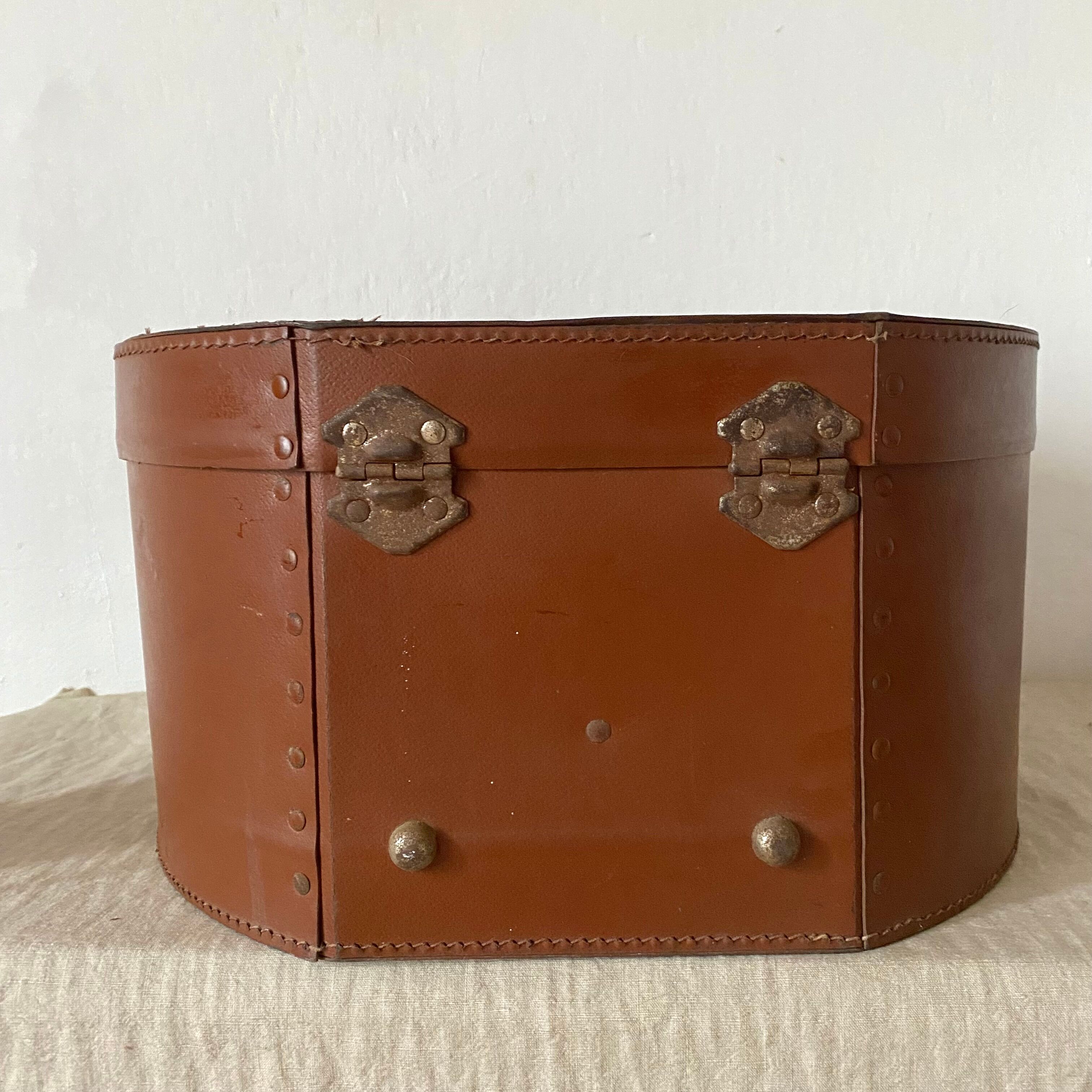 Old hat box and its key from the 1930s