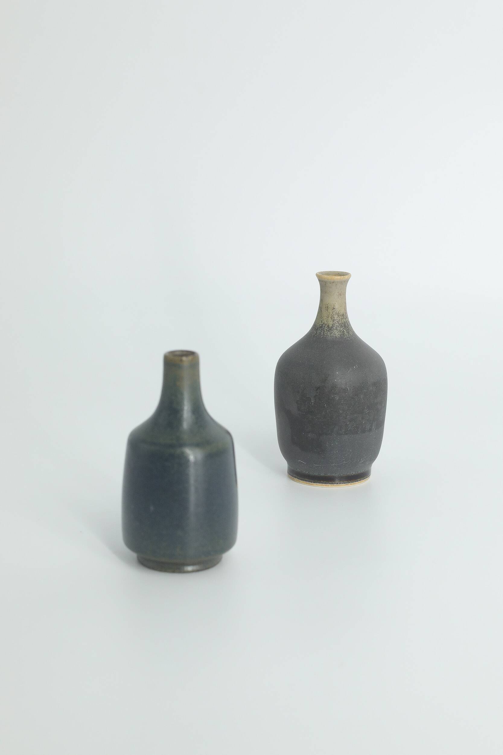 Set of 4 Mid-Century Scandinavian collectible vases in blue and brown stoneware by Gunnar Borg.