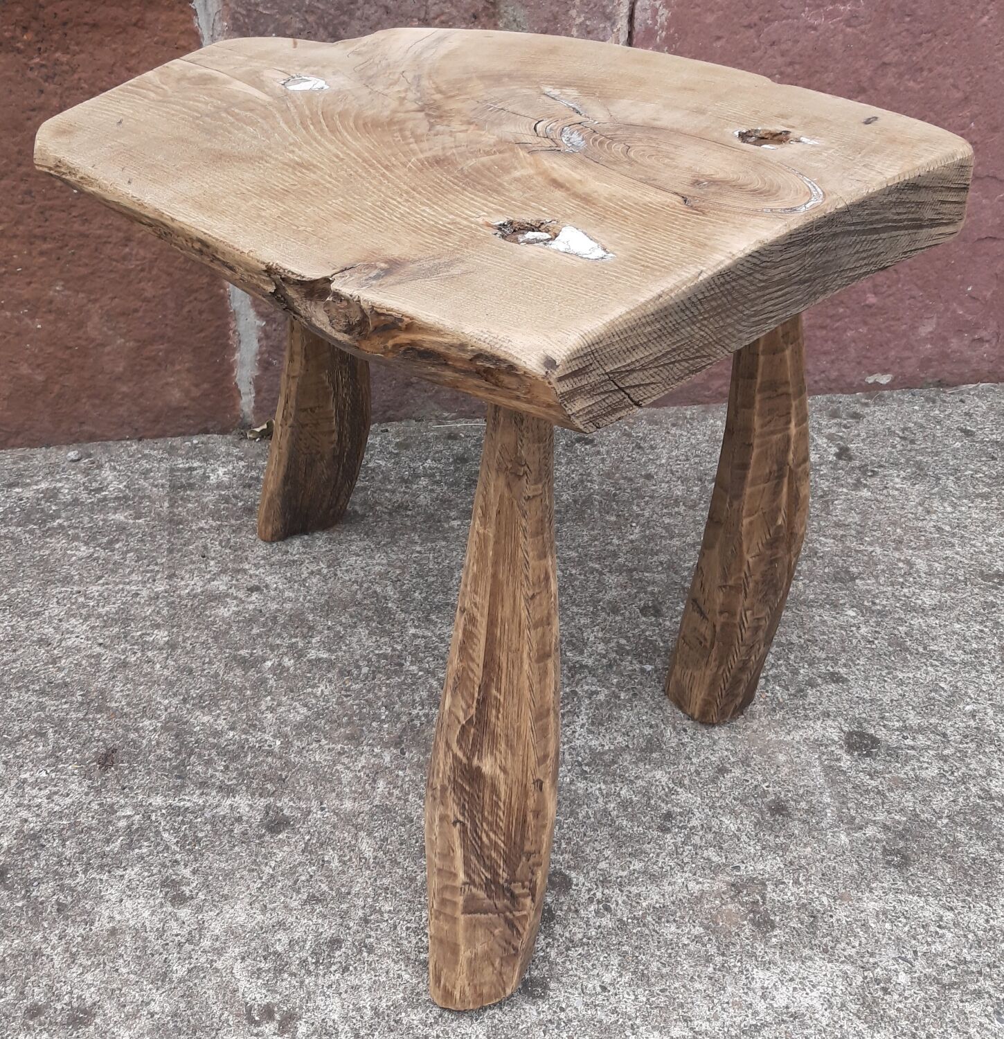 Brutalist coffee table in solid wood, tripod. (Popular art)