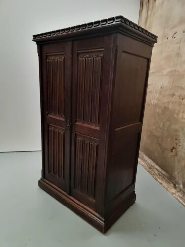 Cabinet à tiroirs d’armoire antique néo gothique