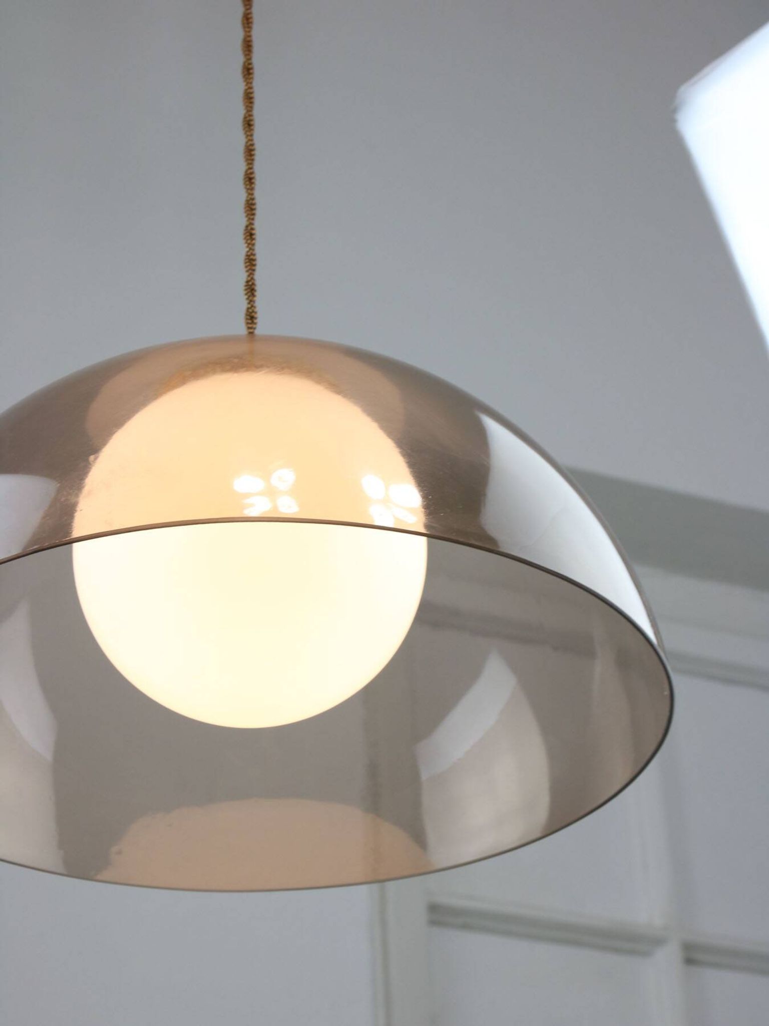 Lampe à suspension italienne en laiton, opaline et plexiglas de l'ère spatiale