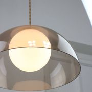 Lampe à suspension italienne en laiton, opaline et plexiglas de l'ère spatiale