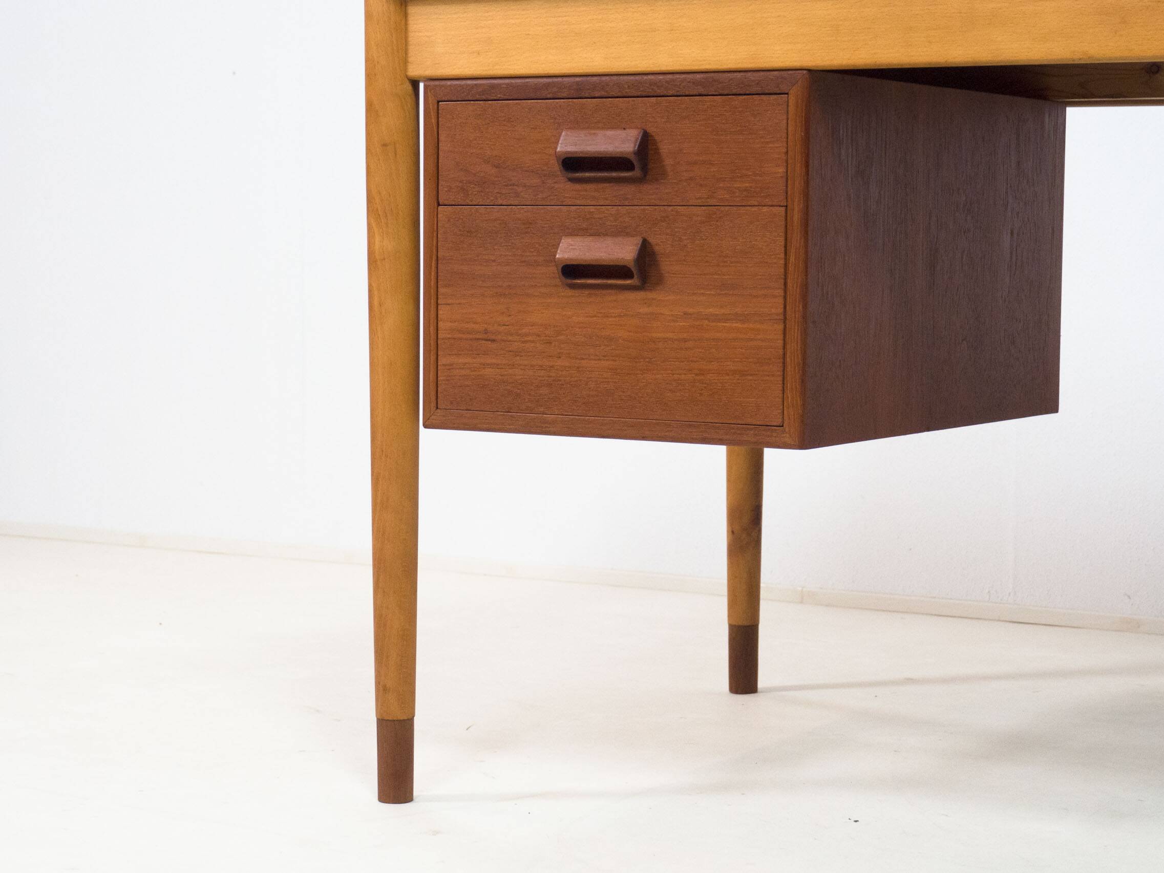 Søborg Møbler ‘model 130’ teak & beech writing desk by Børge Mogensen