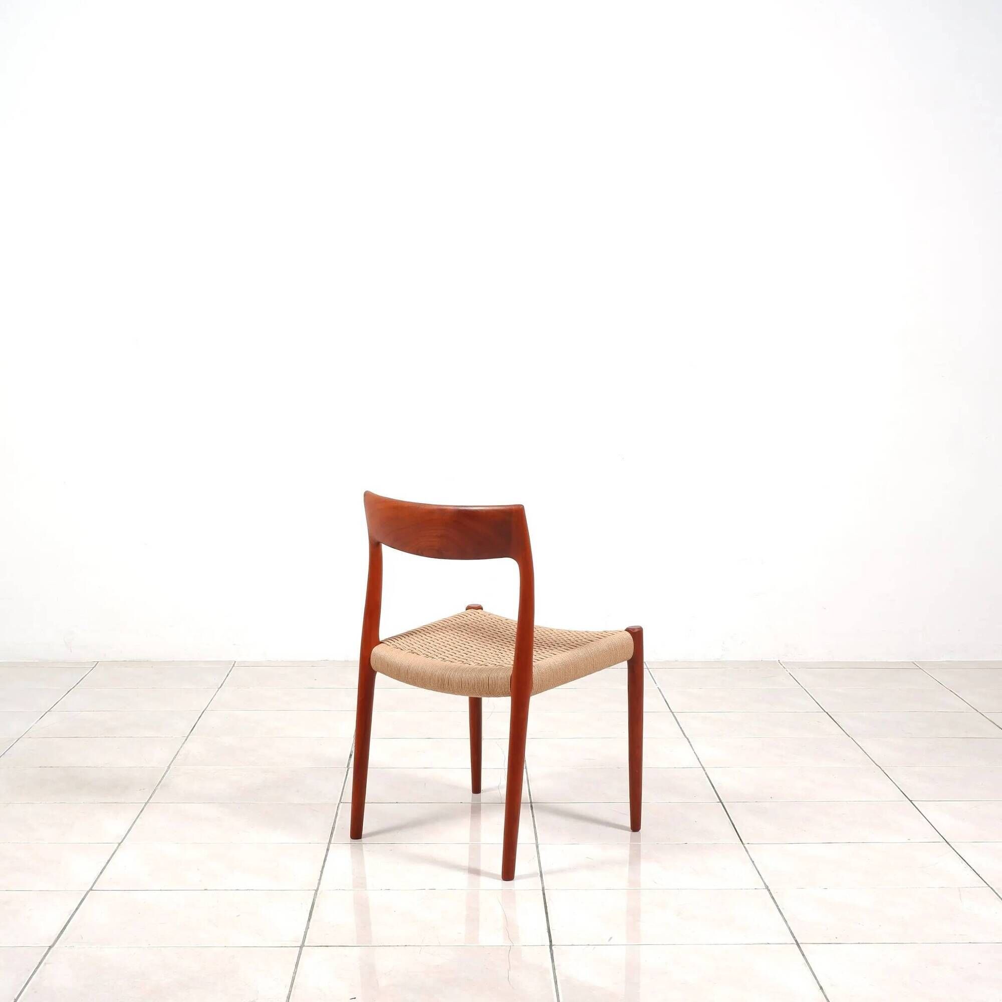 Ensemble de 2 chaises de salle à manger en teck « Modèle 77 » de Niels Moller, avec cordon de papier