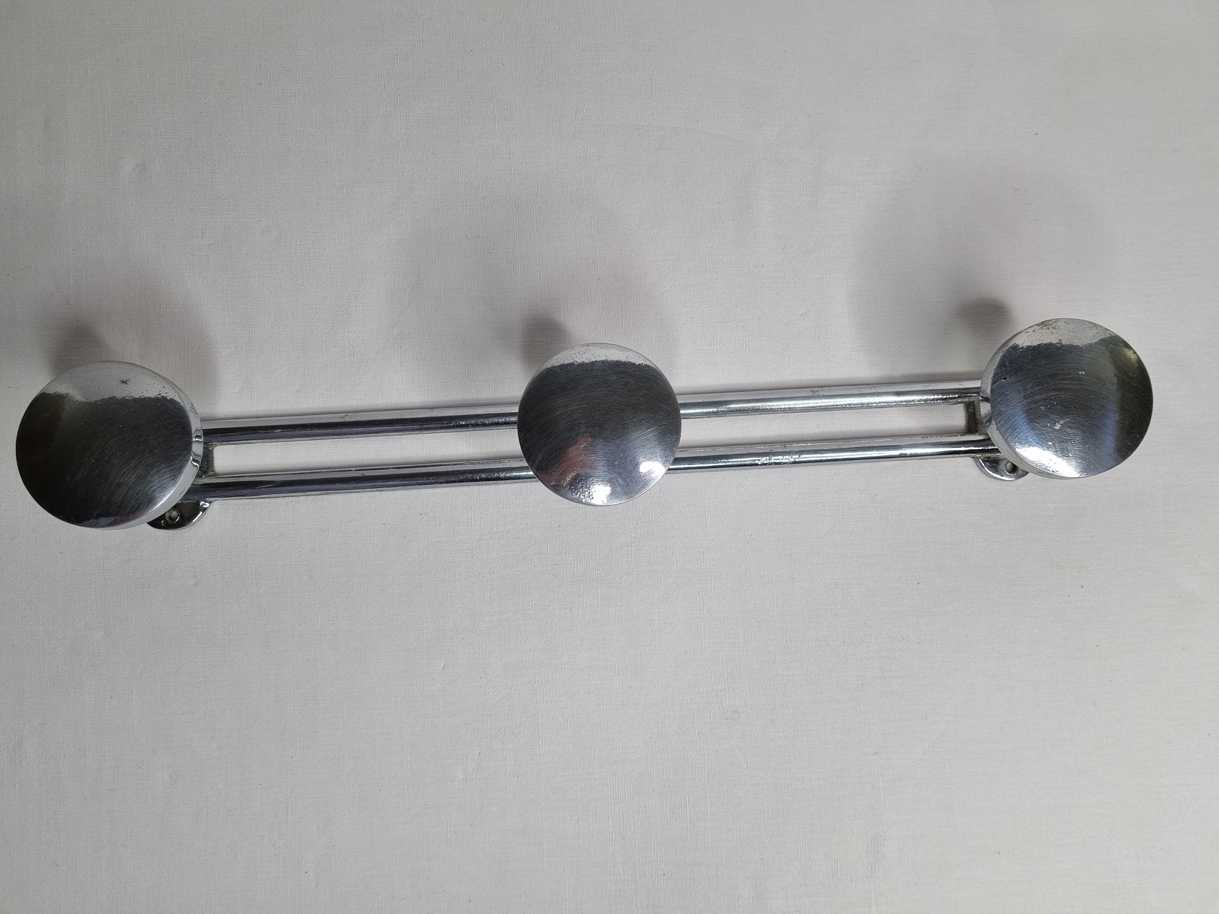 Chrome metal wall coat holder, 3 patères, 39 cm