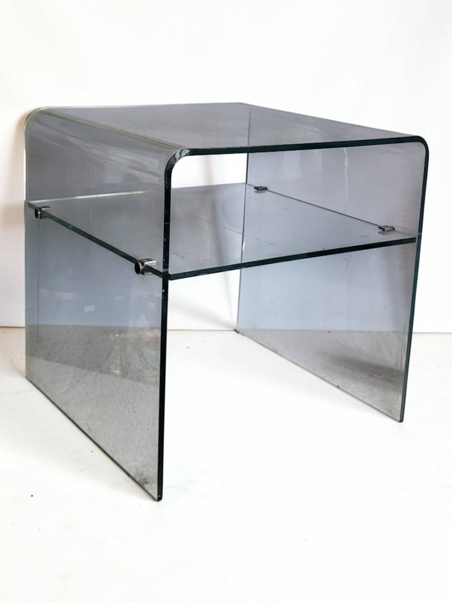 Table de chevet / bout de canapé en plexiglas (lucite) 1970's