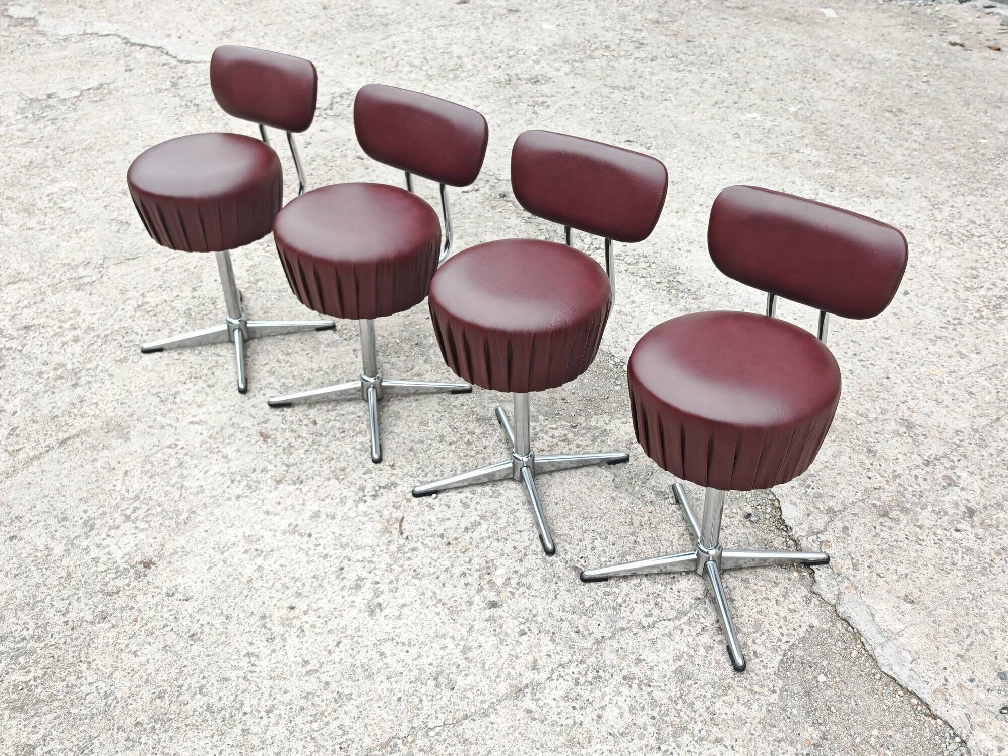 Set of 4 Mid Century Modern swivel chairs in tubular steel and leather.