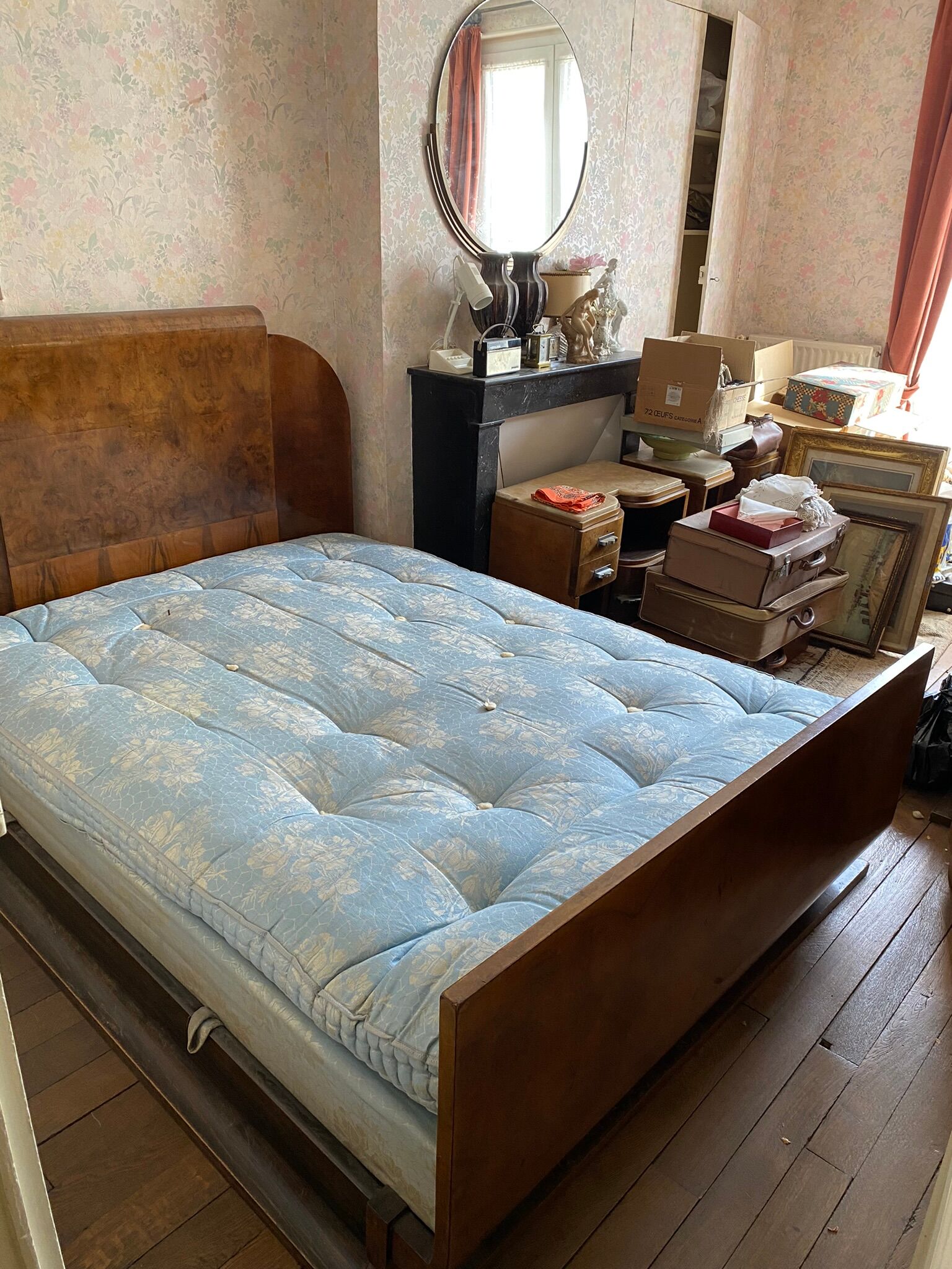 Art deco bed dating from the 30s in Ronce de Noyer