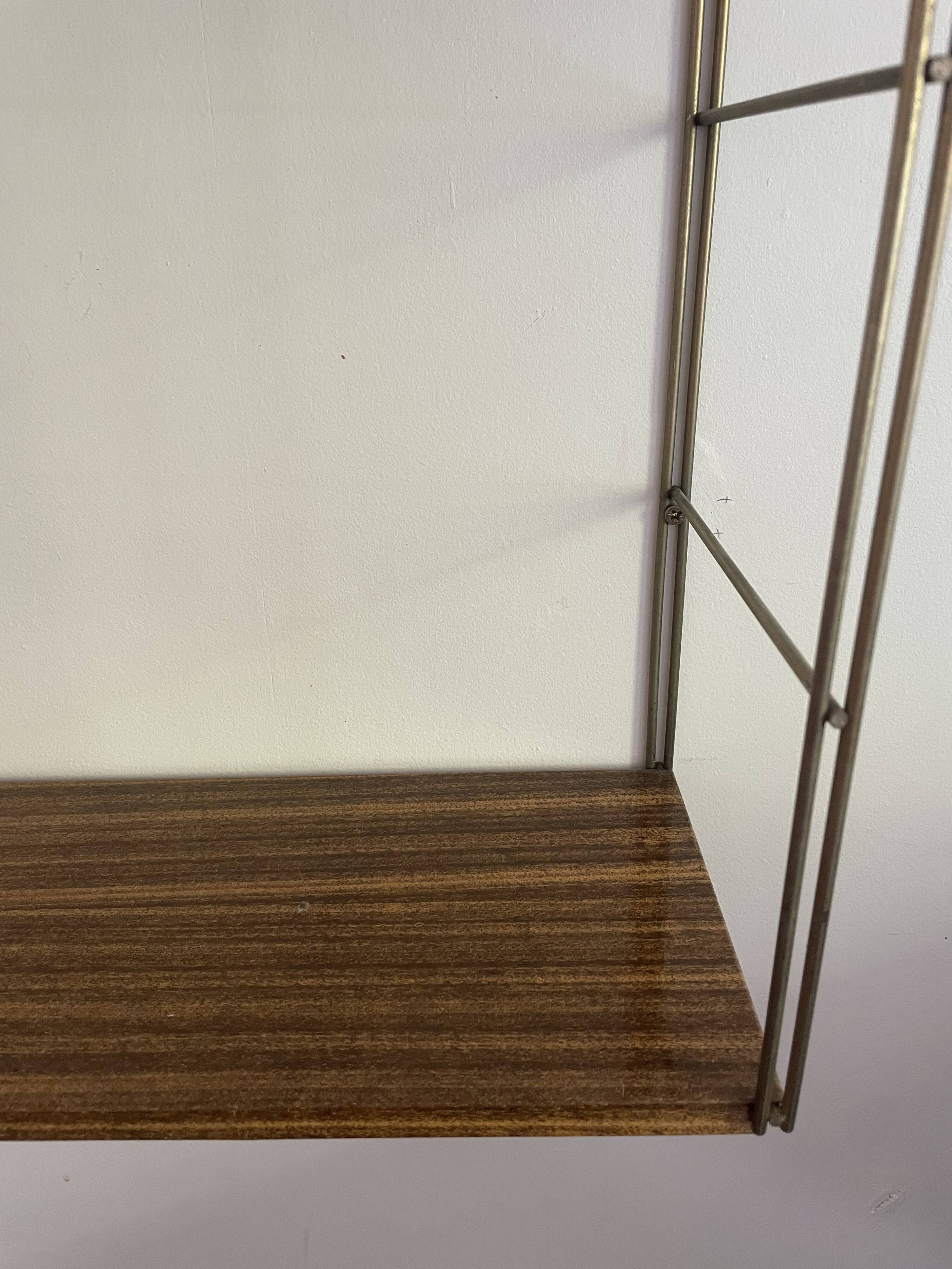 Etagere String acier faux bois, montants torsadé or 1960
