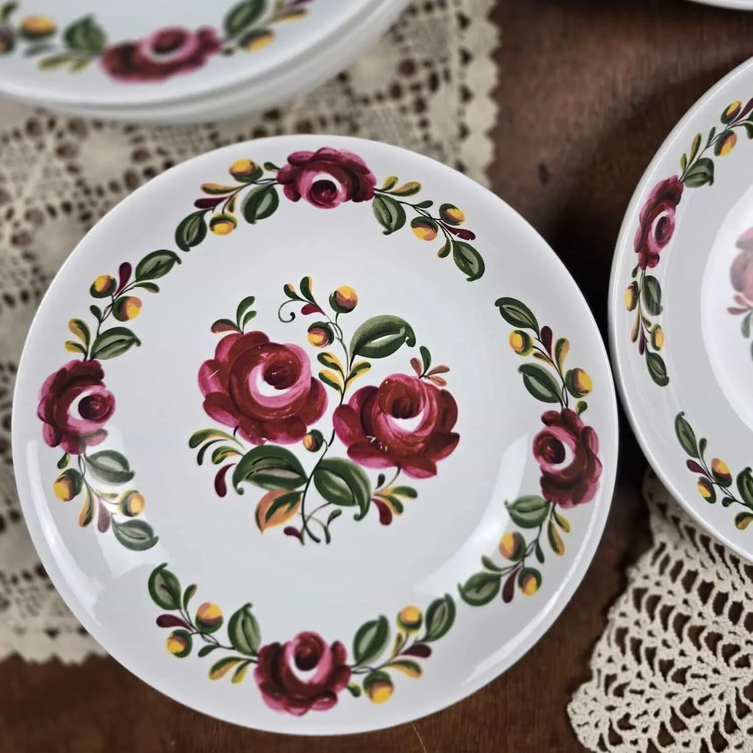 Ensemble de 12 assiettes creuses Moulin des Loups Ottawa – Fleurs bordeaux
