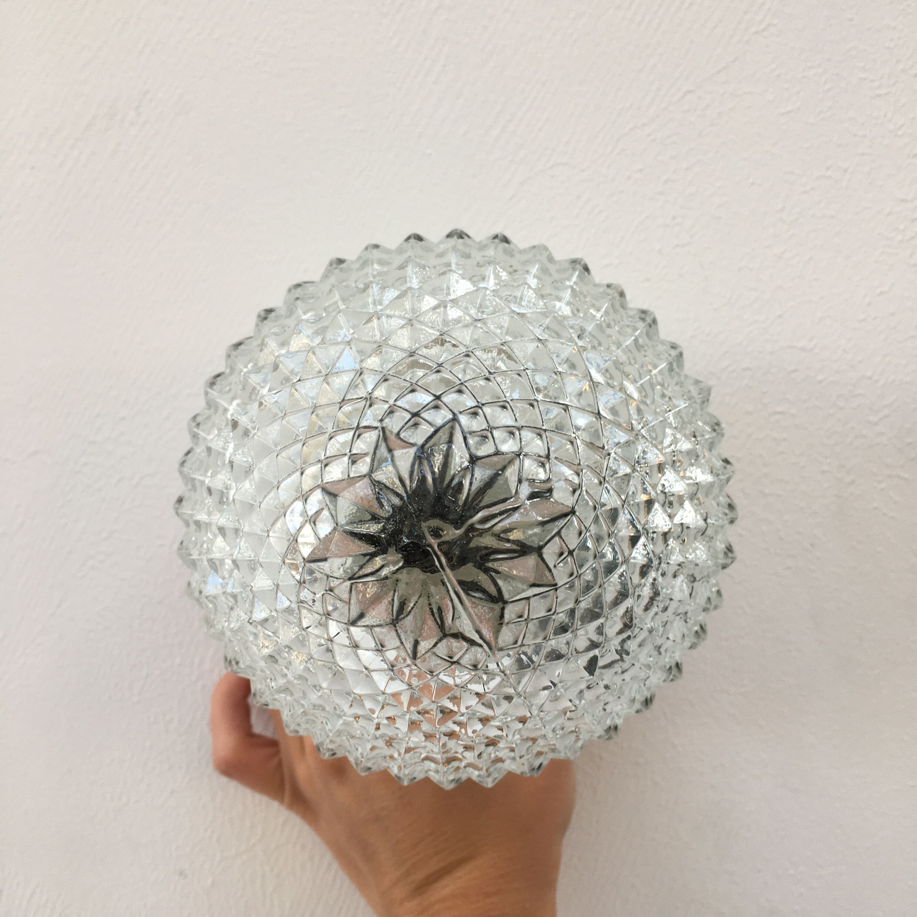 Paire d’appliques forme pomme de pin en verre moulé