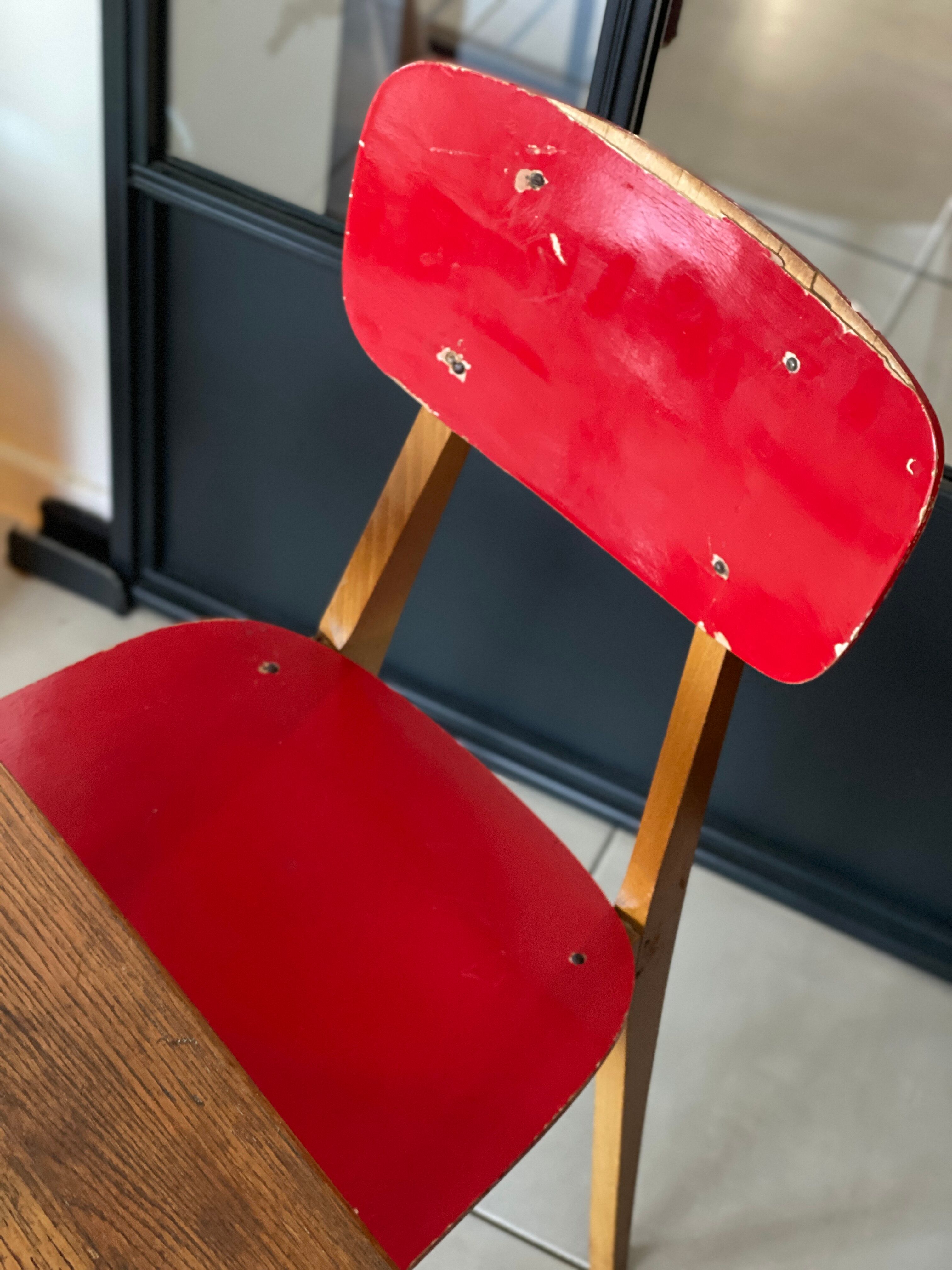 Ensemble bureau et chaise d’écolier