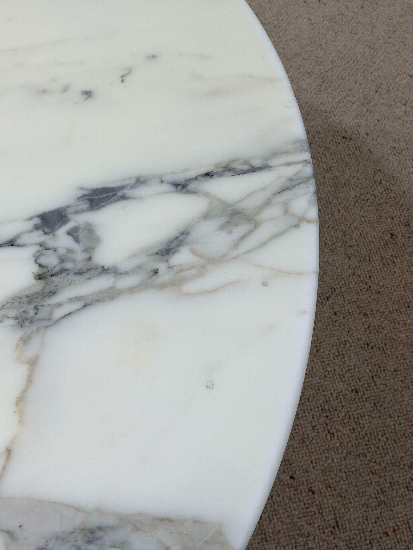 Tulip table – Knoll International in marble and 4 chairs – Ee