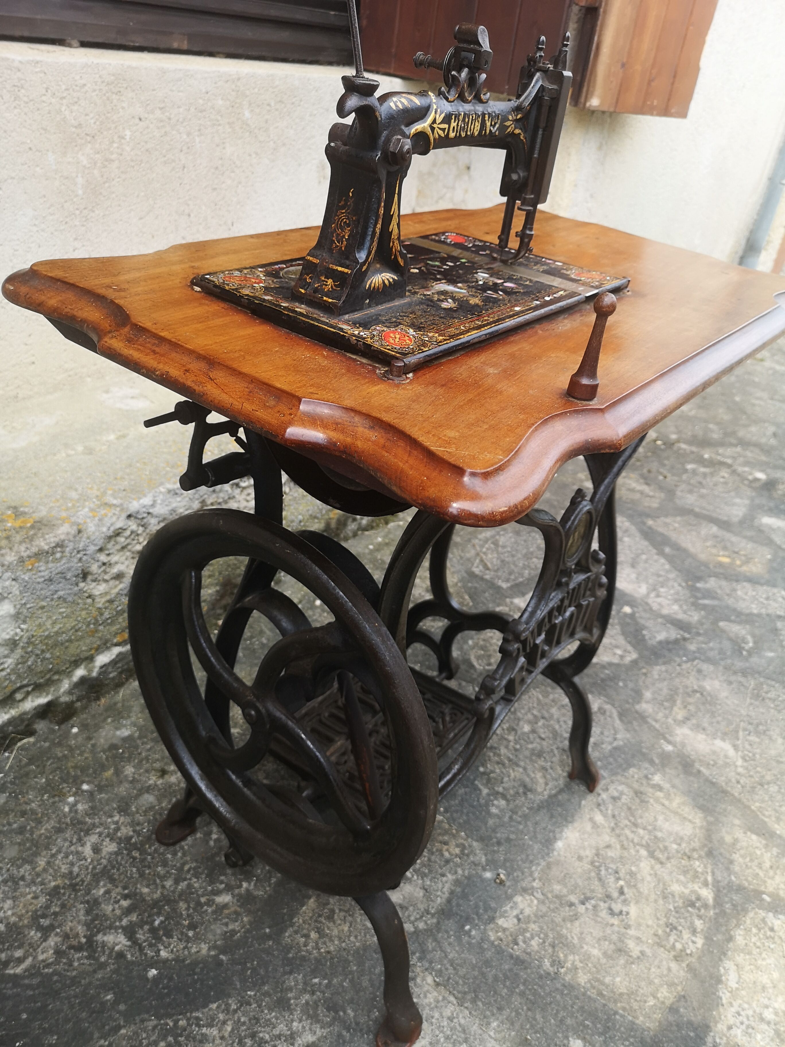 Bijou sewing machine
