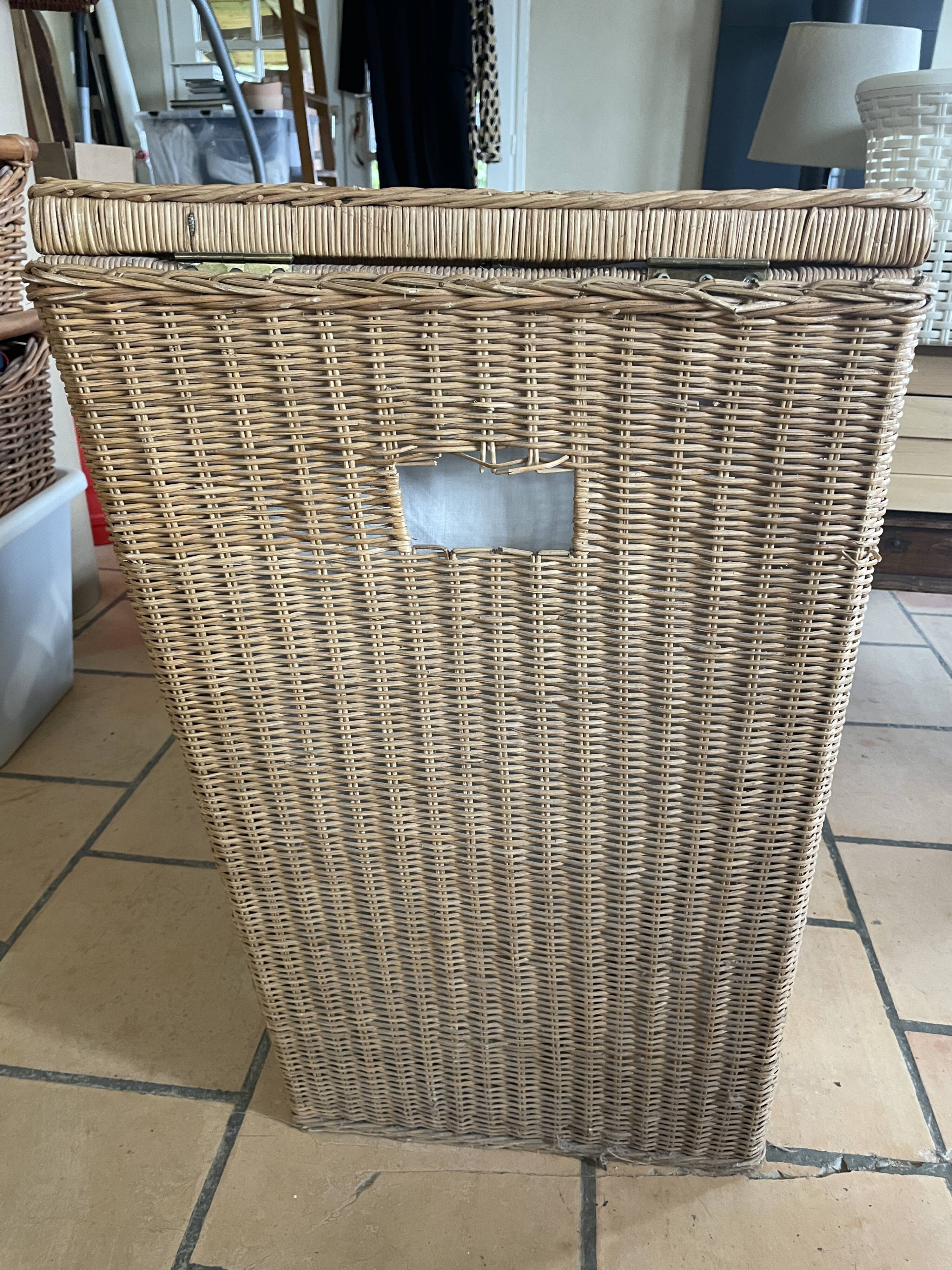 Corner laundry basket