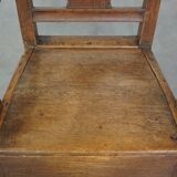 Fauteuil ancien en chêne anglais du XVIIIe siècle avec accoudoirs et ornement