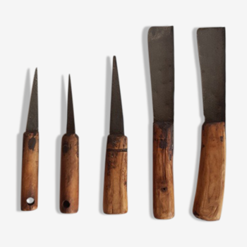 Ensemble de 5 couteaux anciens,  art populaire brutaliste