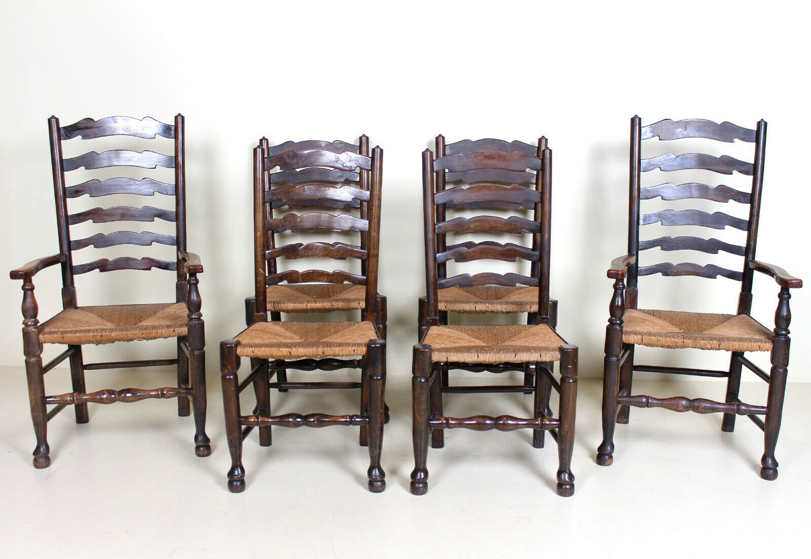 Six chaises de pays du début du 20e siècle