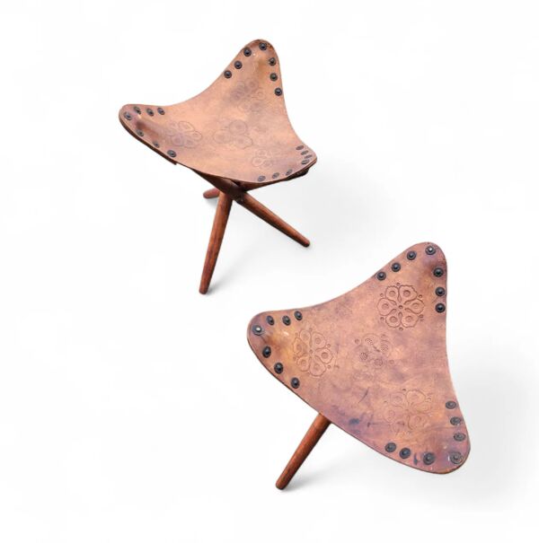 2 chaises de camping en cuir vintage à motif assorti avec trépied
