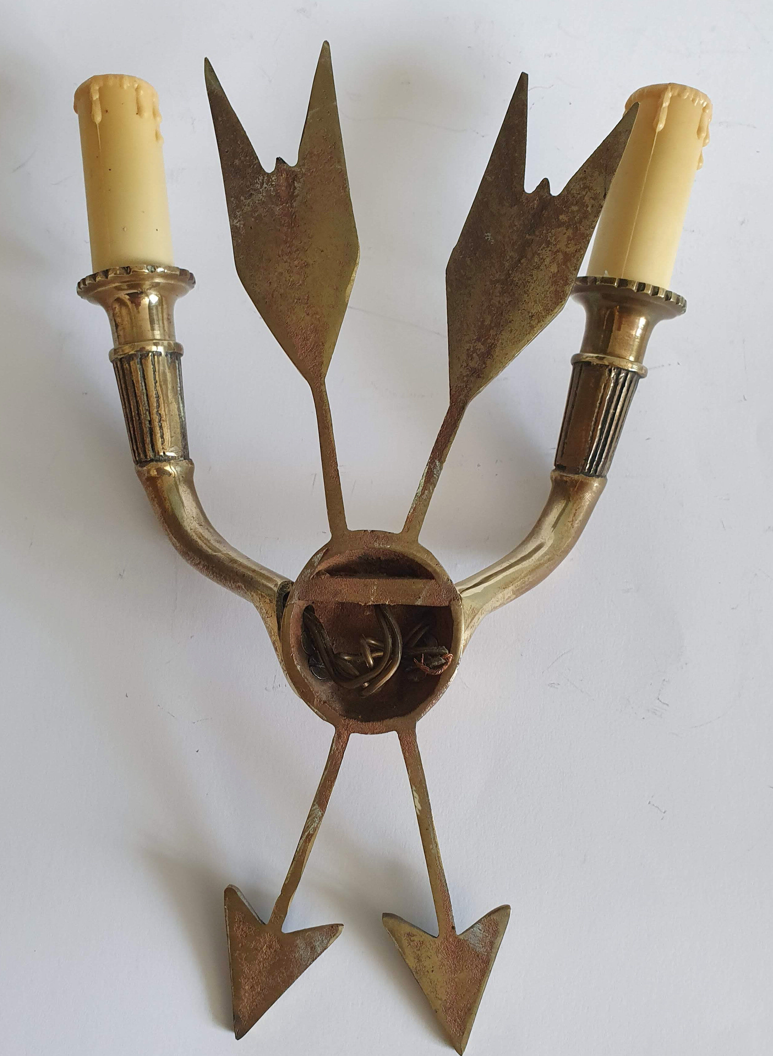 Vintage wall lamp decorated with bronze arrows