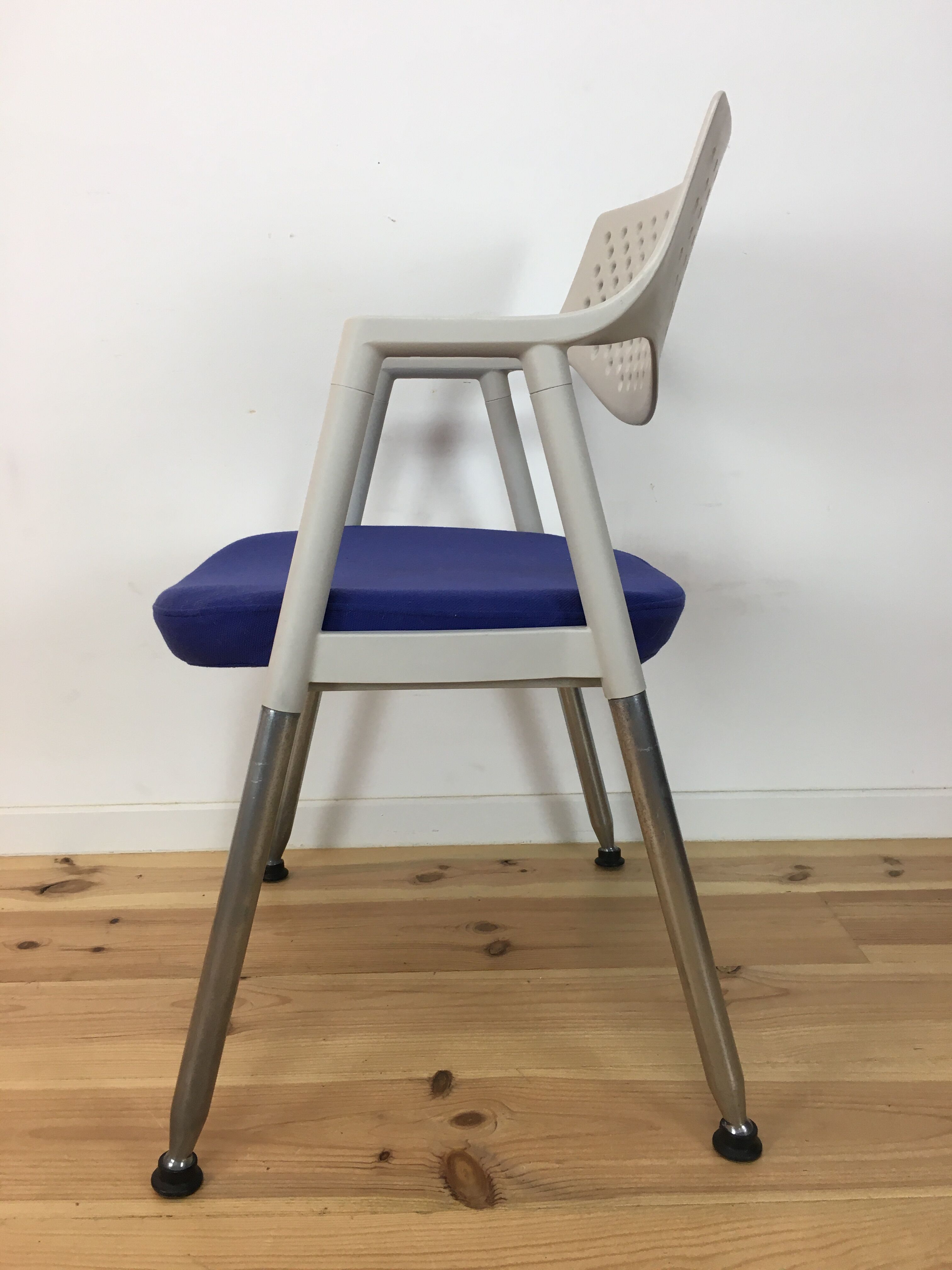 Chaise Vitra blanche et bleue