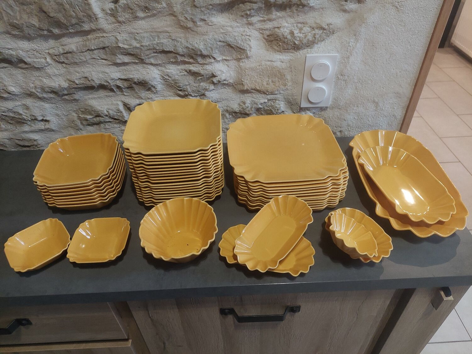 Service de vaisselle vintage revol france – jaune moutarde – années 70