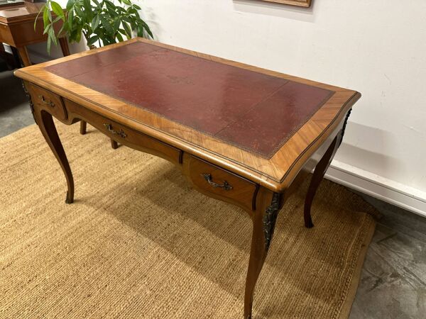 Bureau de style Louis XV marqueté – plateau cuir ancien