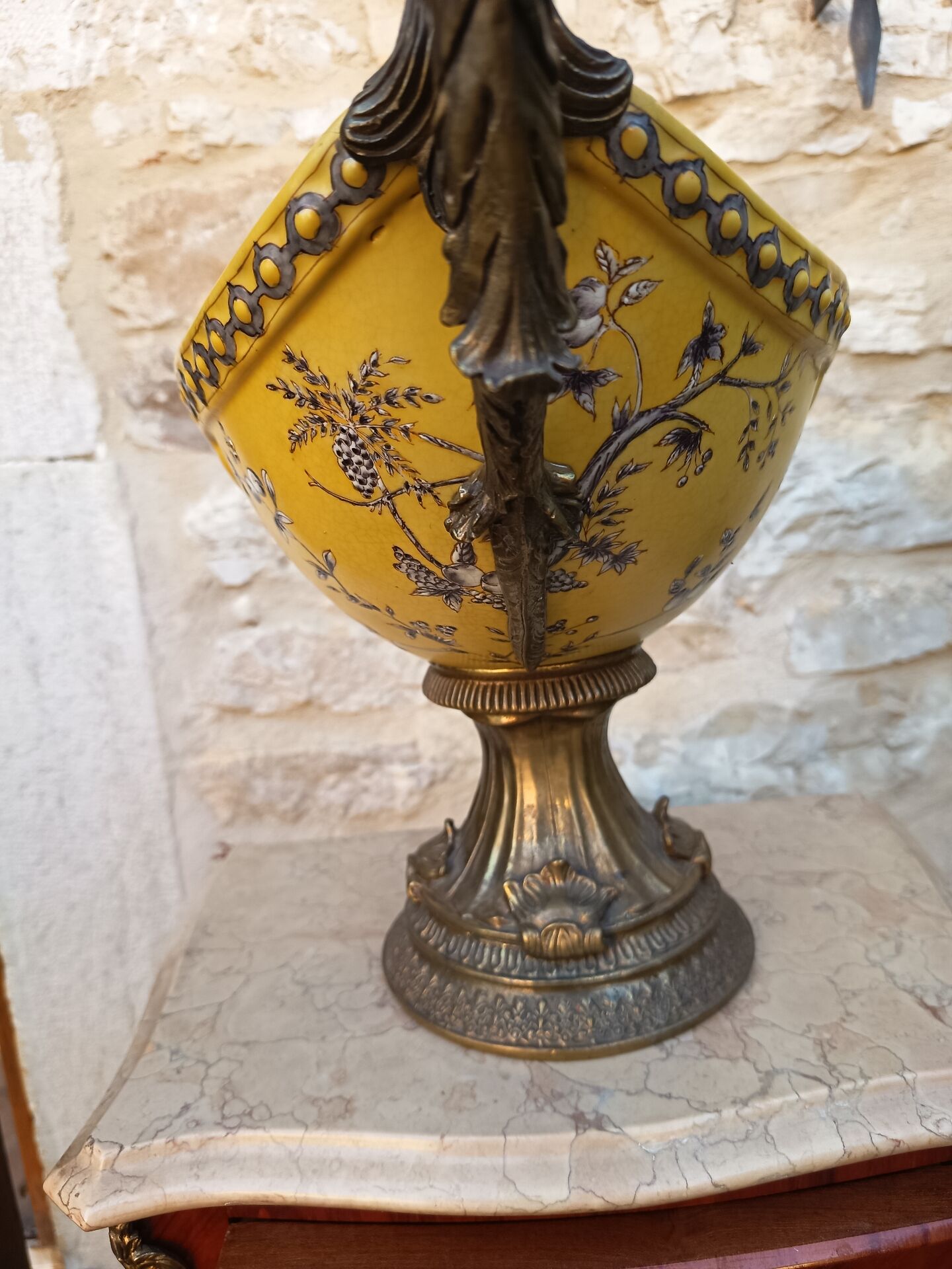 Grand centre de table - 46 cm - faïence jaune émaux polychromes - XXe