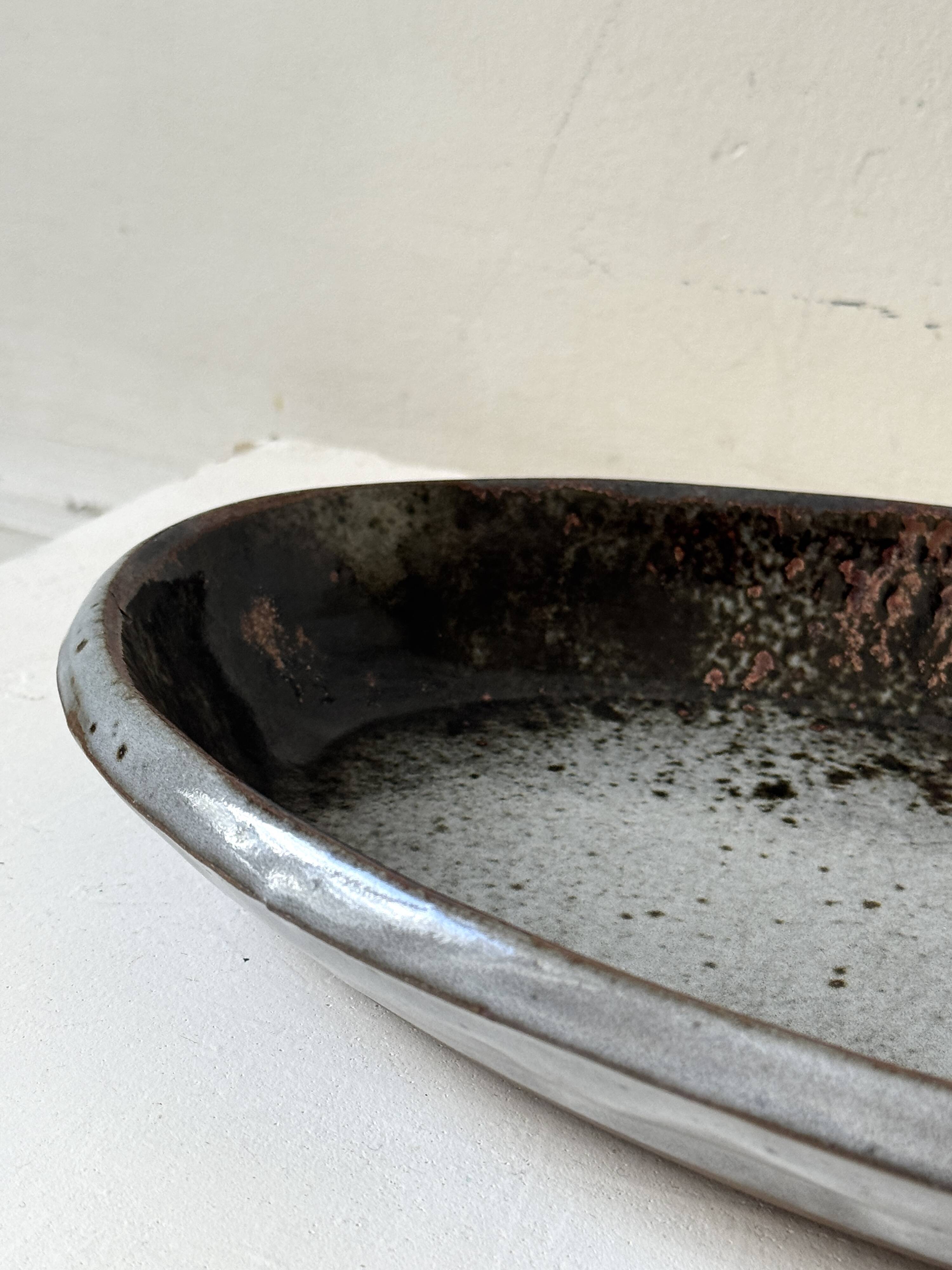 Large glazed stoneware dish from Loir, enamelled & signed, Chantal & Thierry Robert 1970.