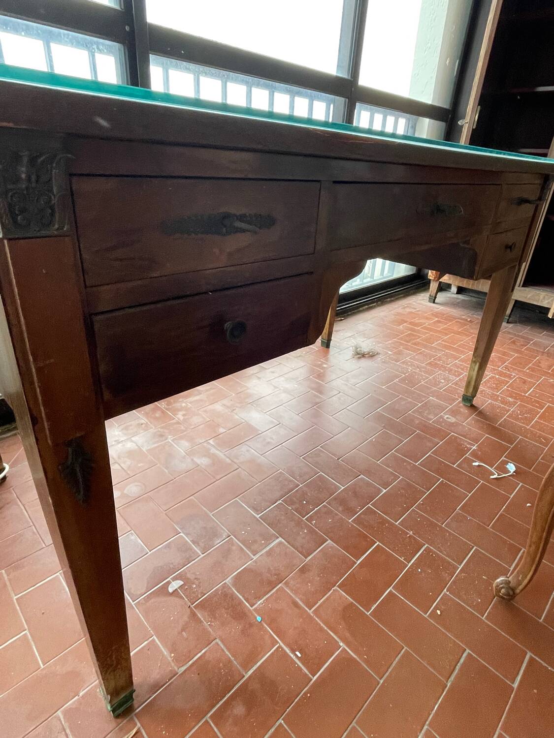 Double-sided administrative desk in oak.