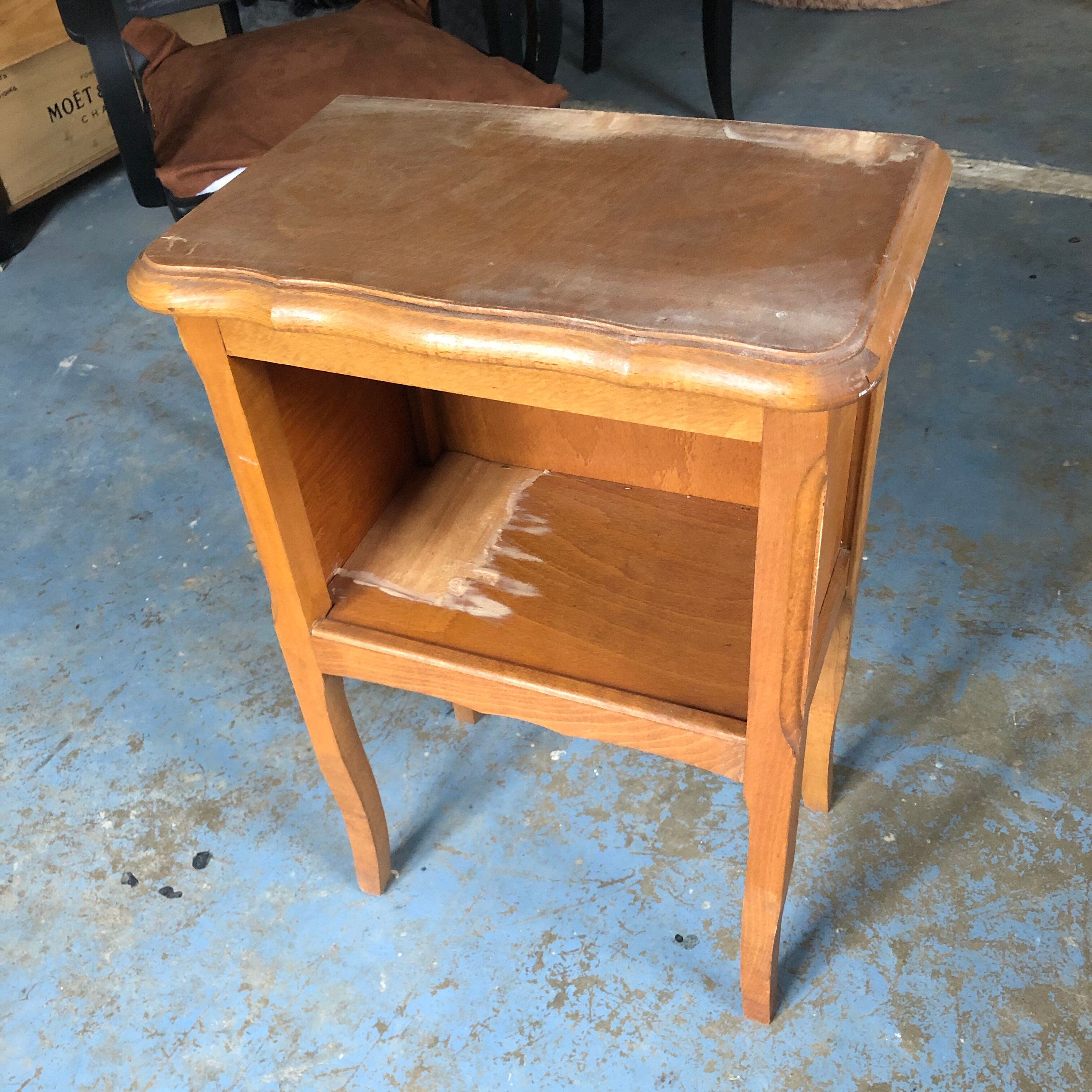 Meuble d'appoint doré à la feuille de cuivre