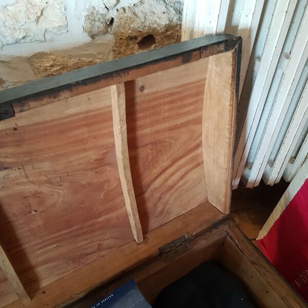 Malle ancienne foncée