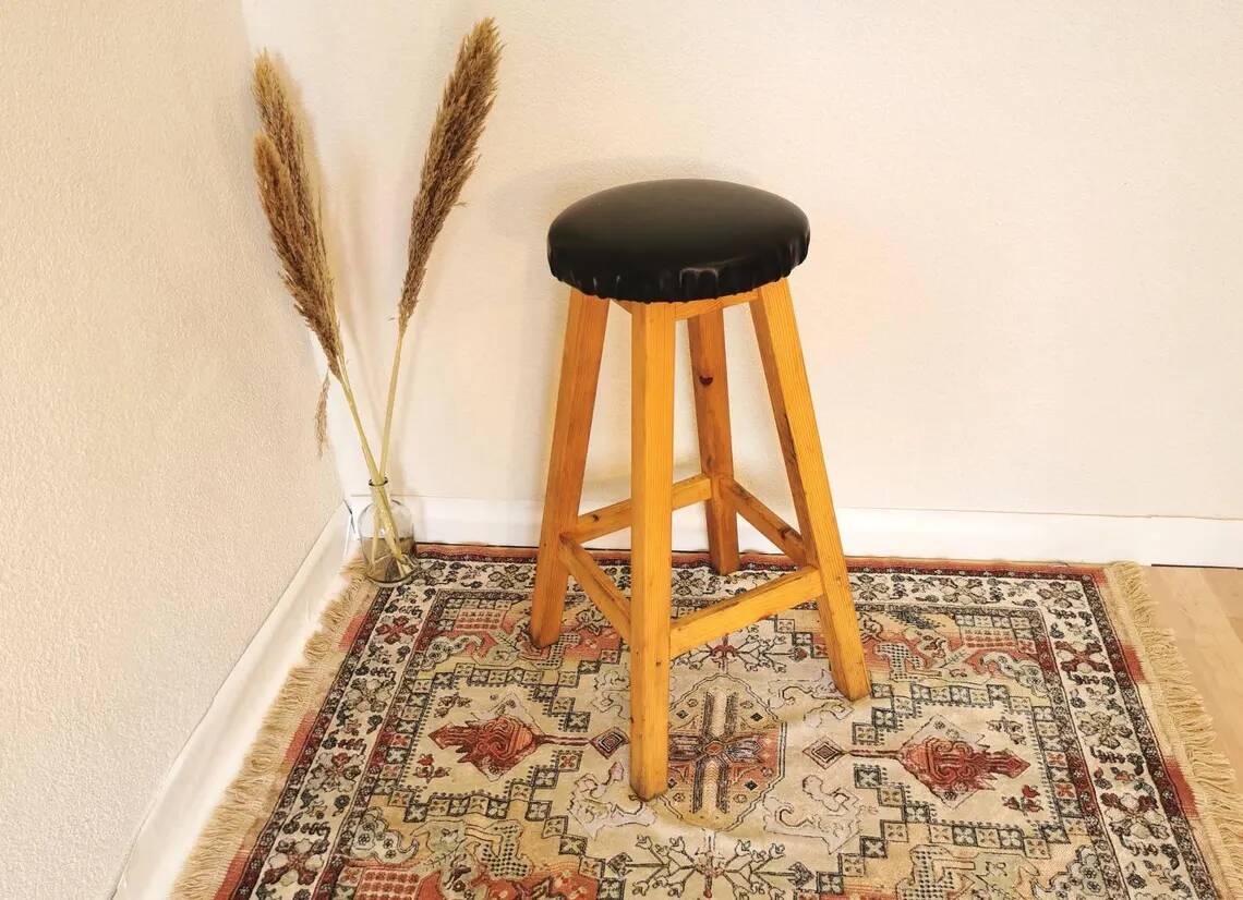 Tabouret de bar vintage en bois : assise en cuir noir, style bistrot des années 50
