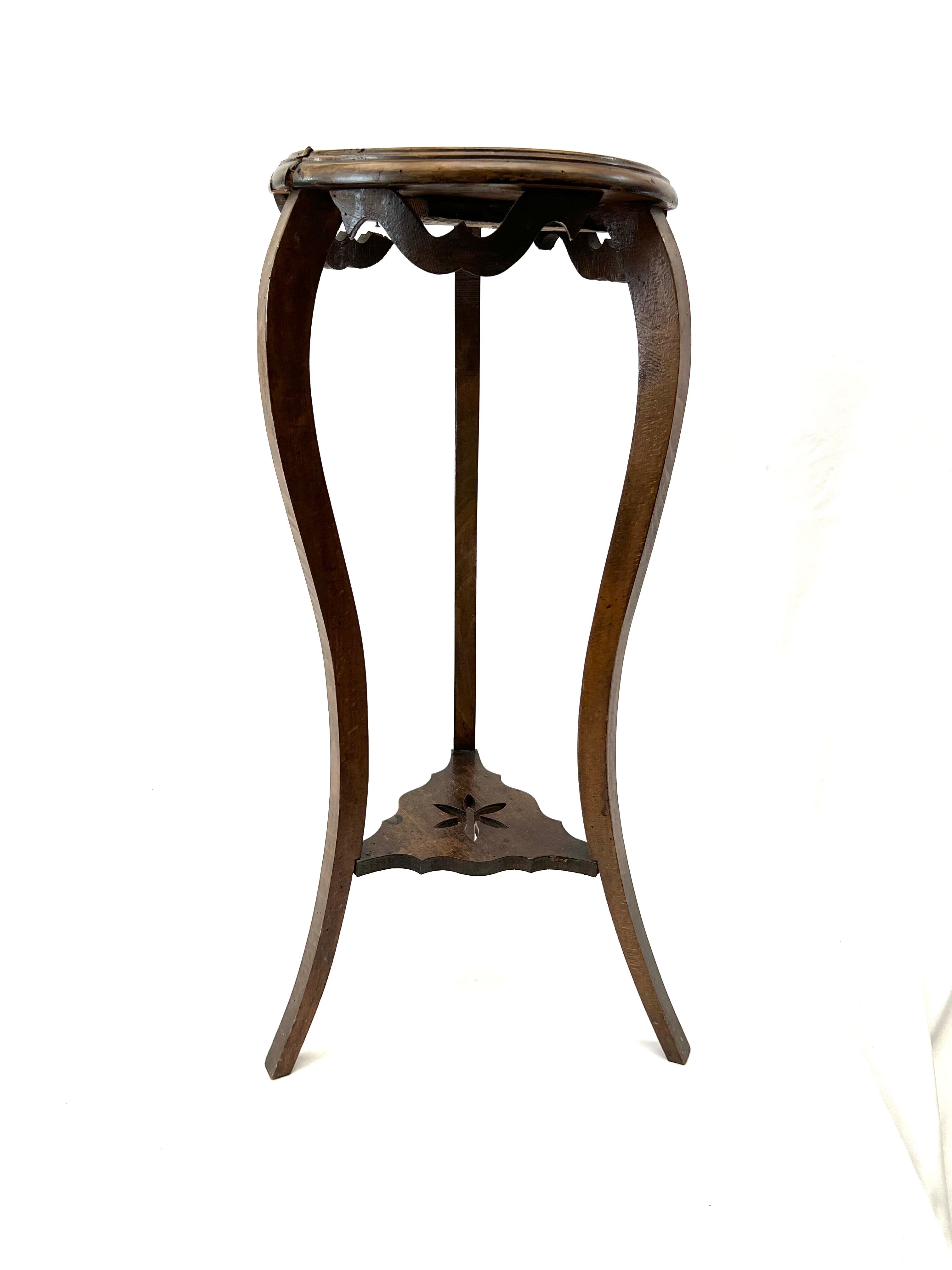 Tripod roundwood gueridon