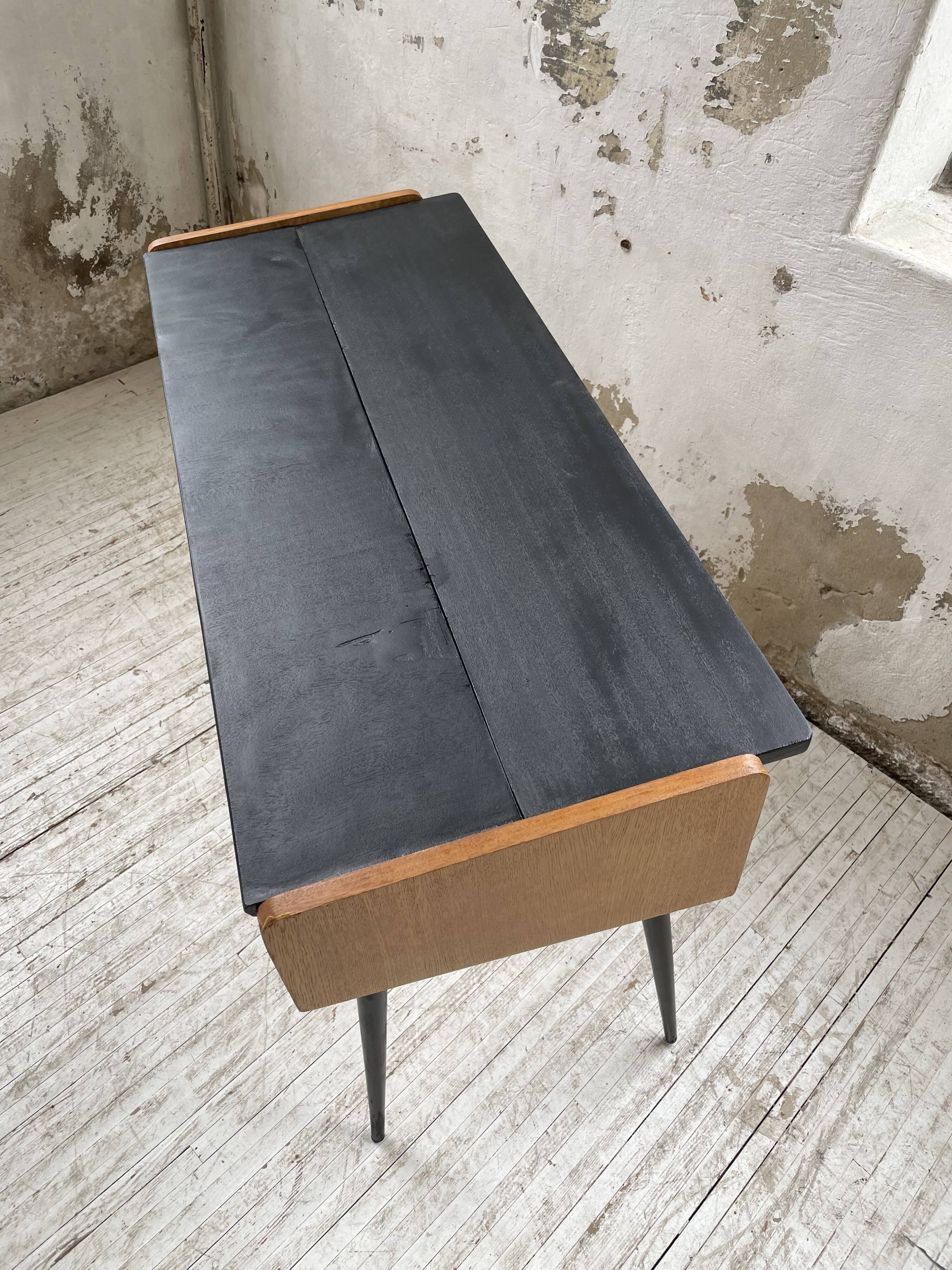 Console desktop feet compass 60s