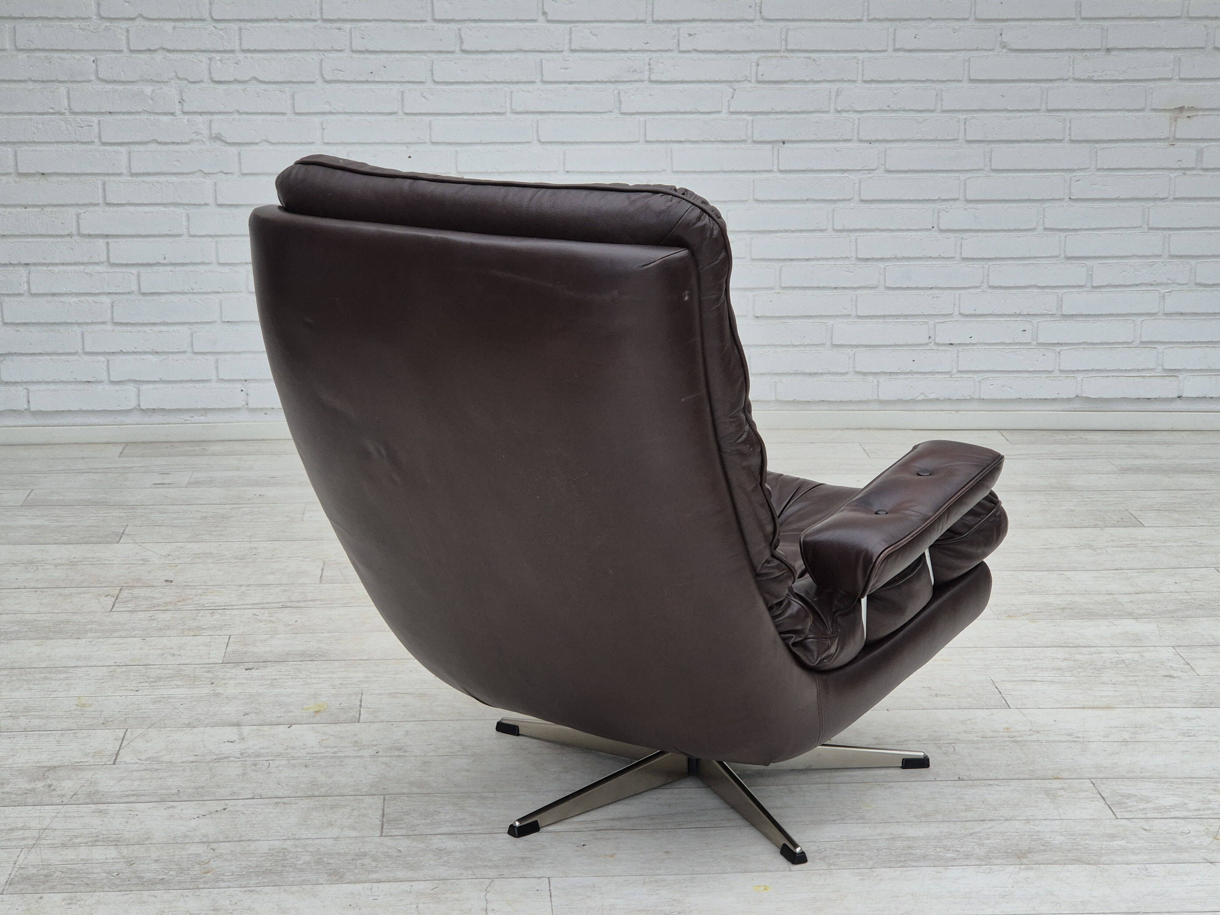 Chaise pivotante danoise des années 1970, état d'origine, cuir d'ameublement marron.