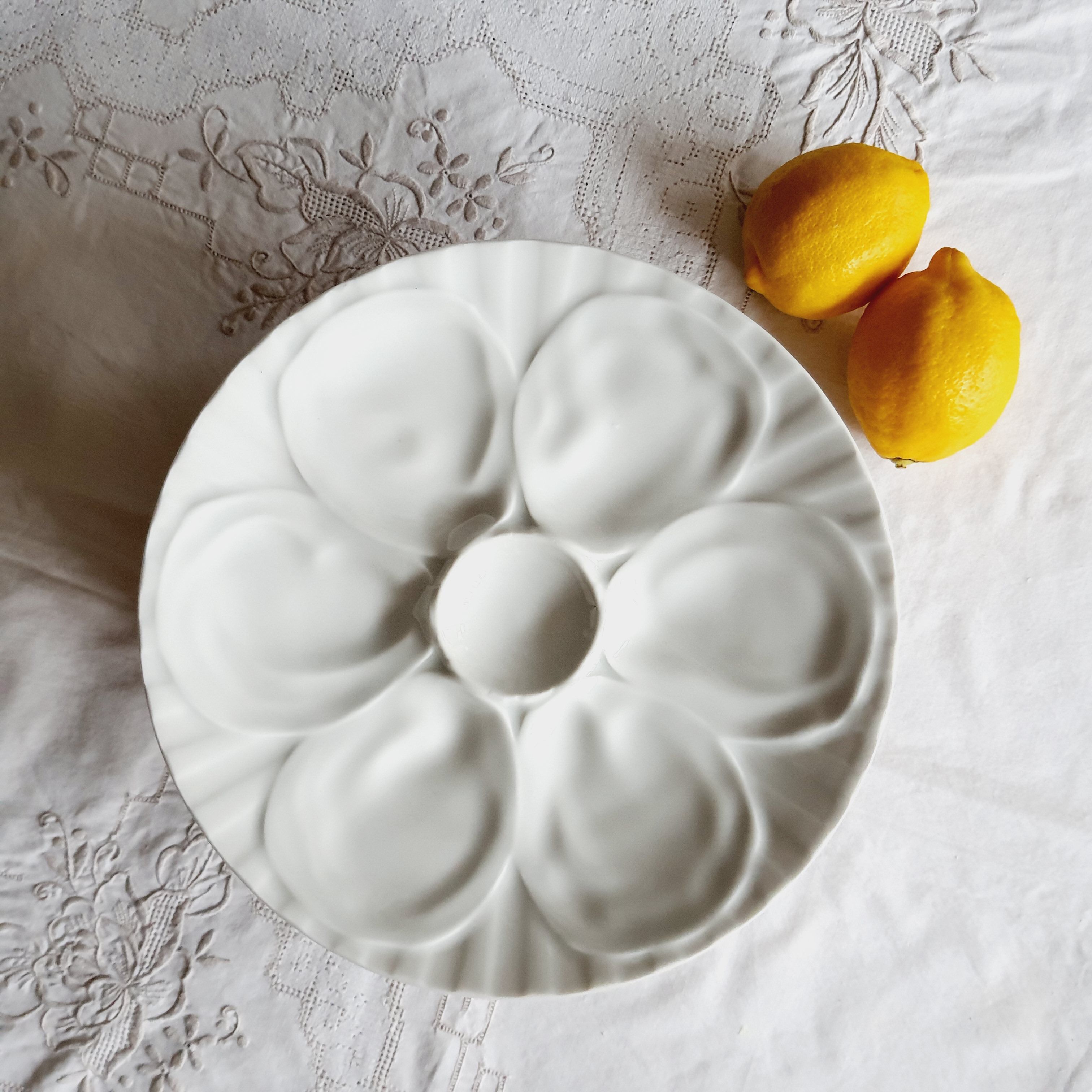 Set of 9 oyster porcelain plates