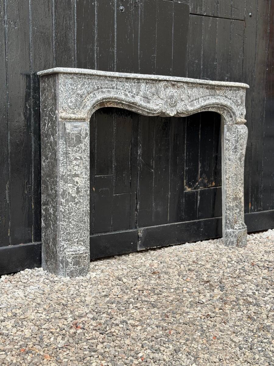 Cheminée Régence en marbre gris, Sainte-Anne, XVIIIe siècle