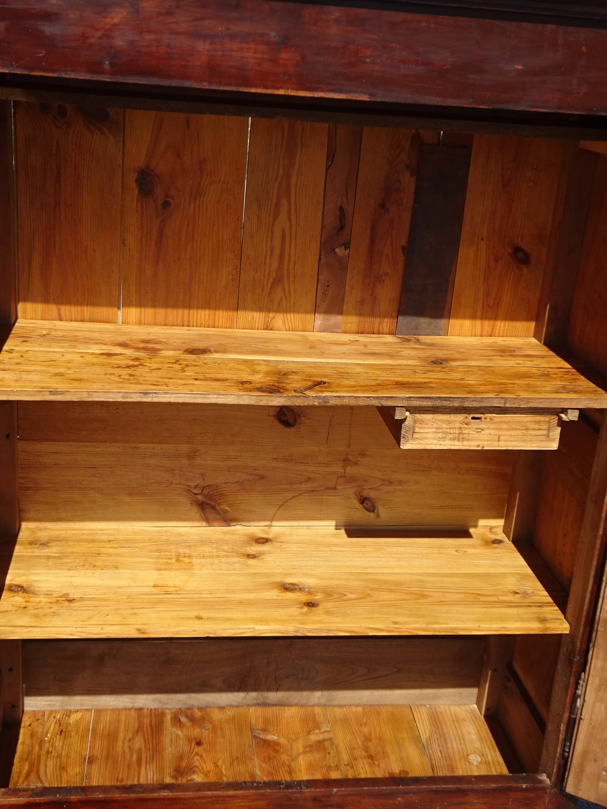Armoire Louis Philippe en noyer massif