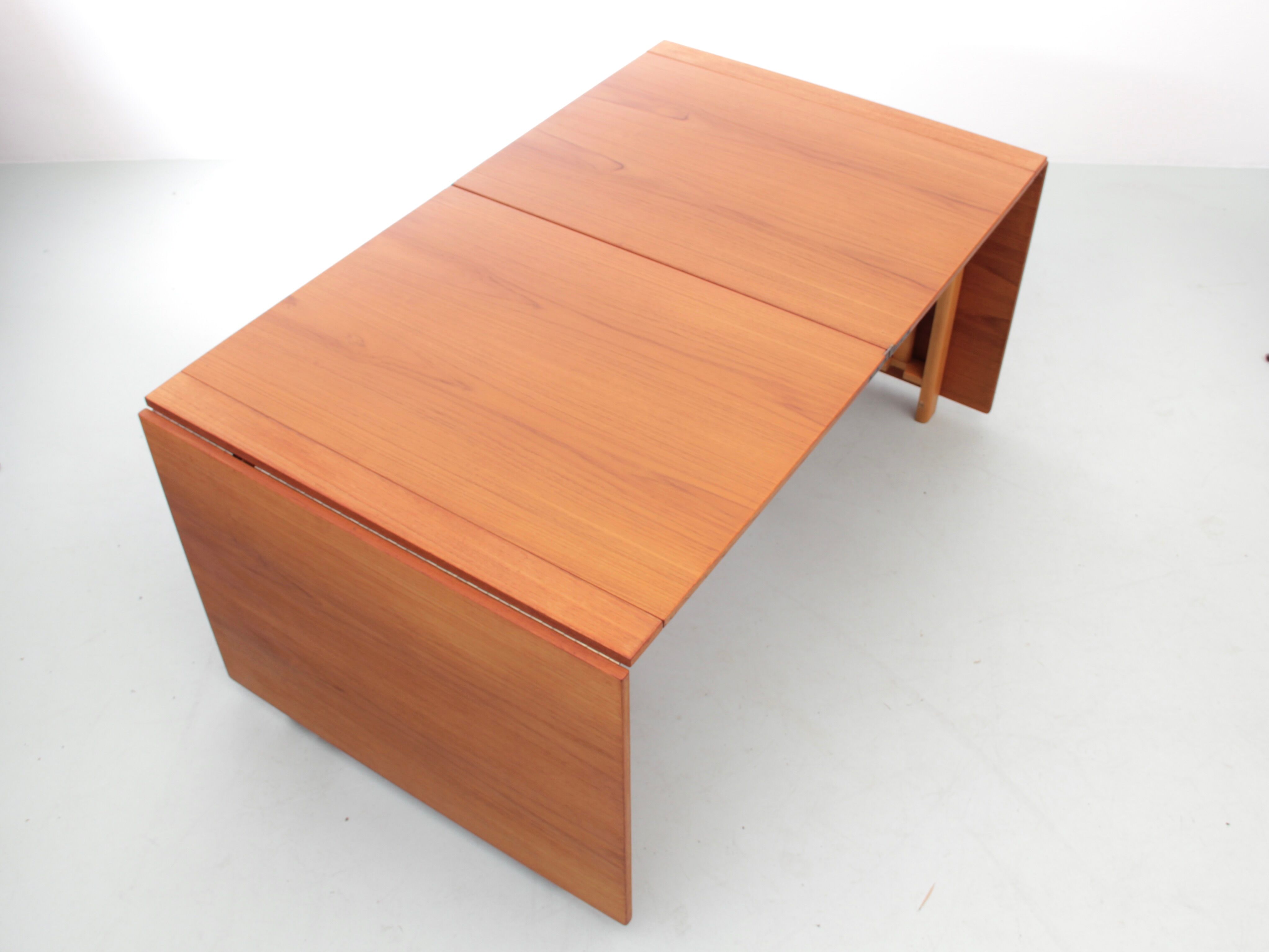 Scandinavian dining table model Maria by Bruno Mathsson in teak, 1960 edition
