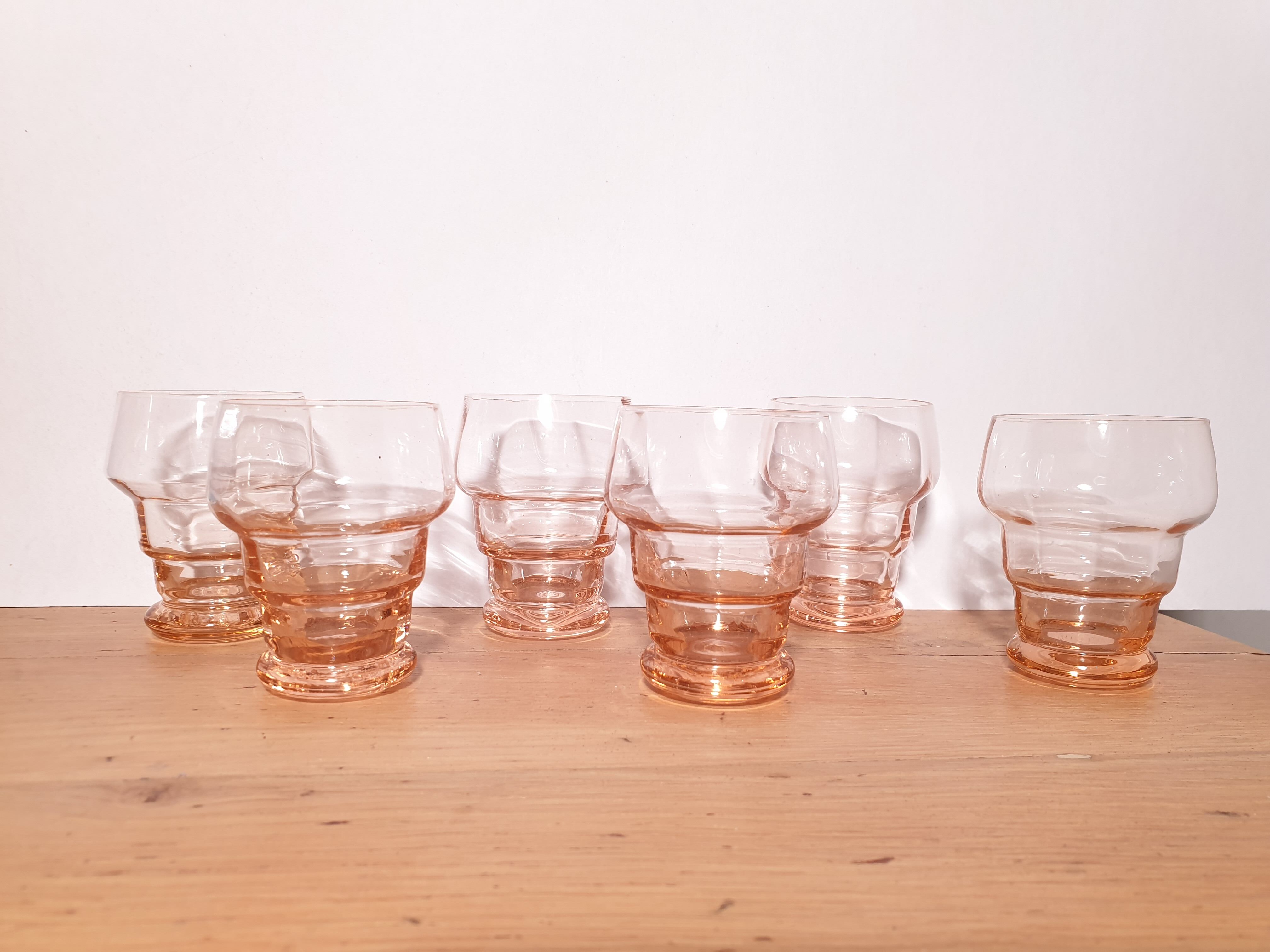 Suite of 6 liqueur glasses years 50 - 60. Pink tones