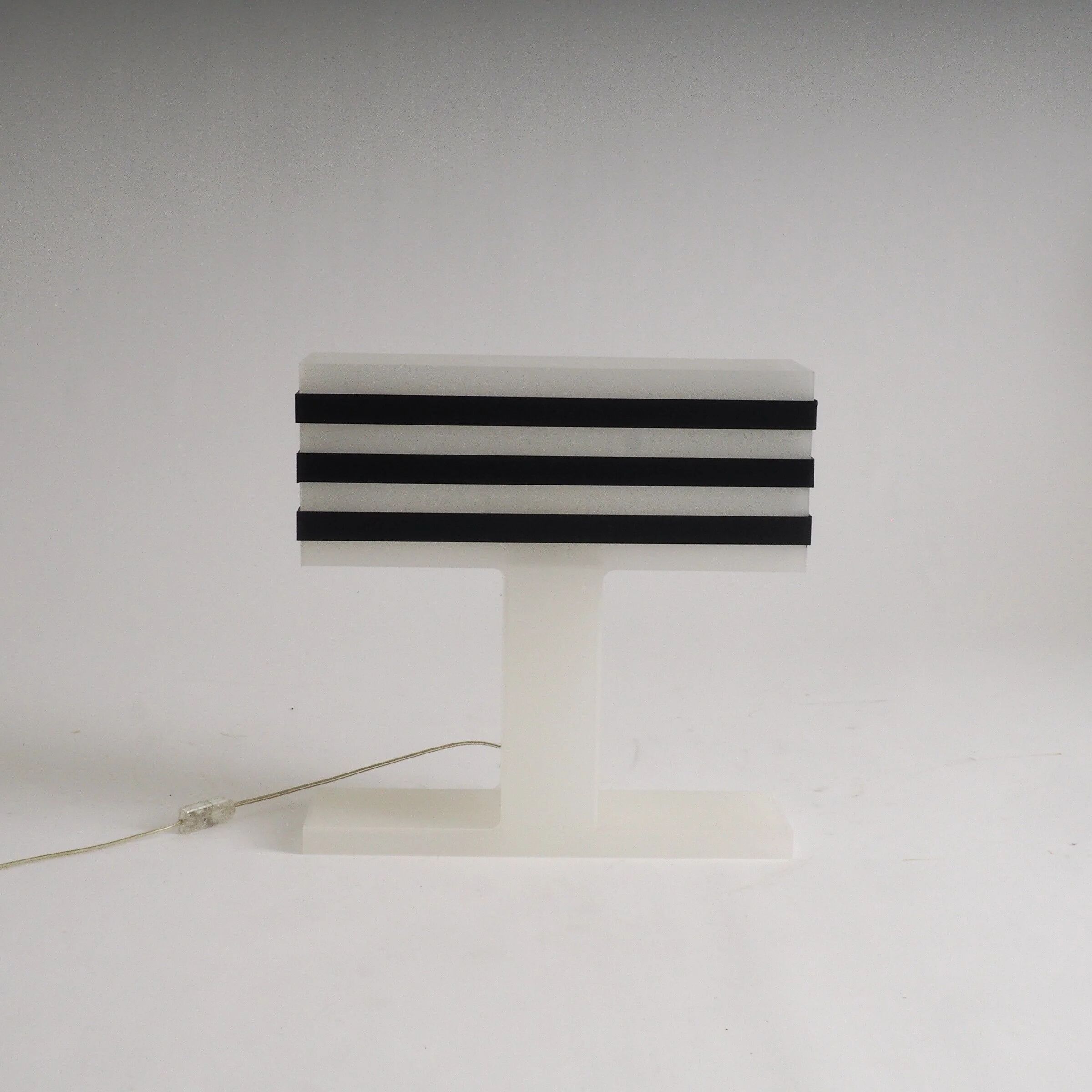 Lampe de table en plexiglas moderniste