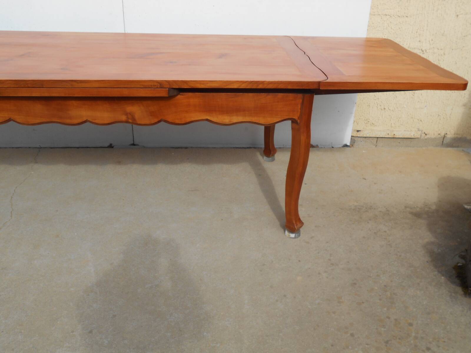 Grande table en merisier massif avec rallonges sous plateau