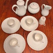 Vintage Haviland Limoges coffee service, 12 pieces in excellent condition.