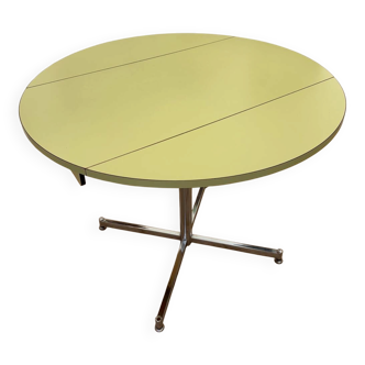 Round extendable folding Formica table with metal legs from the 50s/60s in green.